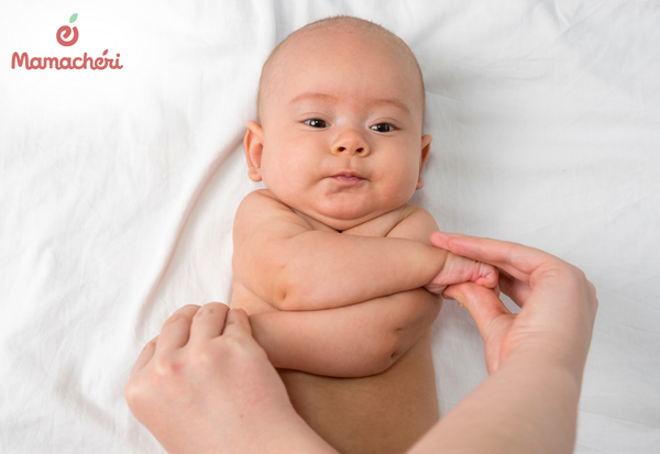 Bố mẹ nhẹ nhàng co duỗi tay chân giúp trẻ sơ sinh tăng sự linh hoạt.
