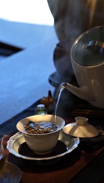 Pha Trà Mang Đi Làm: Ngon Đúng Cách, Không Mất Thời Gian