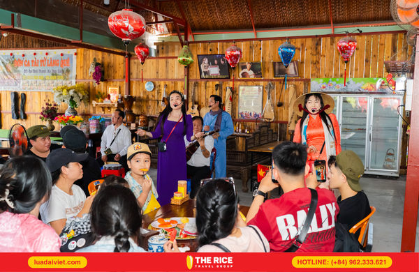 Du khách vô cùng chăm chú thưởng thức Đờn ca tài tử