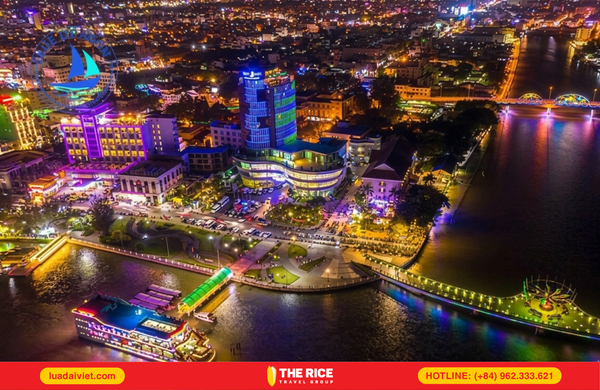 Bến Ninh Kiều về đêm vô cùng rực rỡ