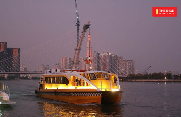 Du khách khi trải nghiệm đón hoàng hôn tại Sài Gòn Water Bus