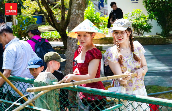 When traveling to the Mekong Delta, tourists should wear comfortable clothing and a wide-brimmed hat to protect themselves from the sun.