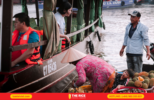 The atmosphere at Cai Rang Floating Market is always bustling with buying and selling activity.