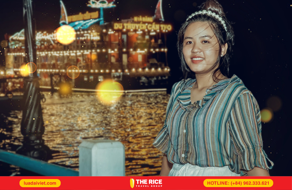The evening at Ninh Kieu Wharf is incredibly dazzling.
