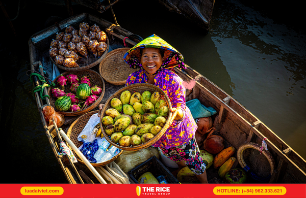 Tourists can buy fruit from boats at Cai Rang floating market.