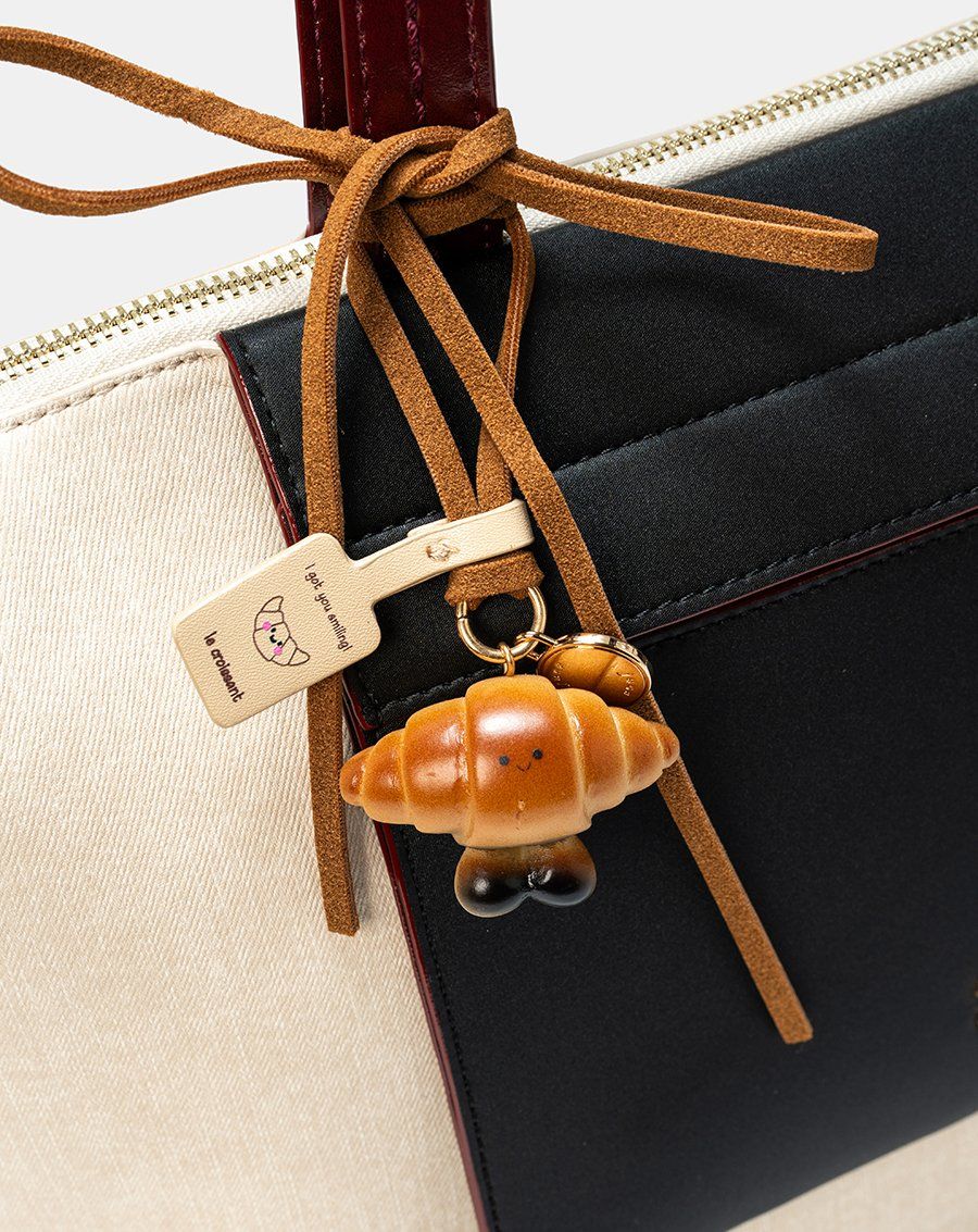 Túi Xách Lớn Gắn Charm Croissant