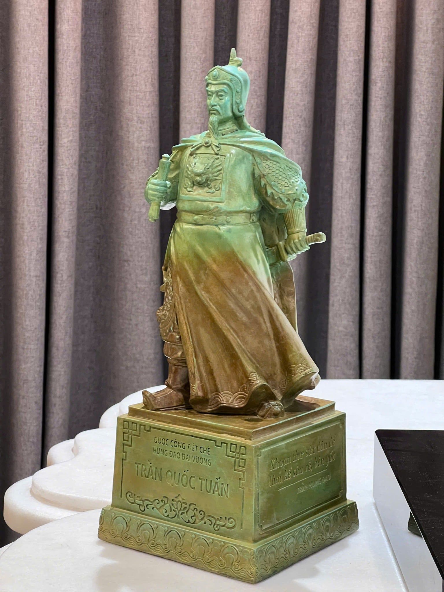 Tượng Trần Quốc Tuấn cao 42cm giả cổ