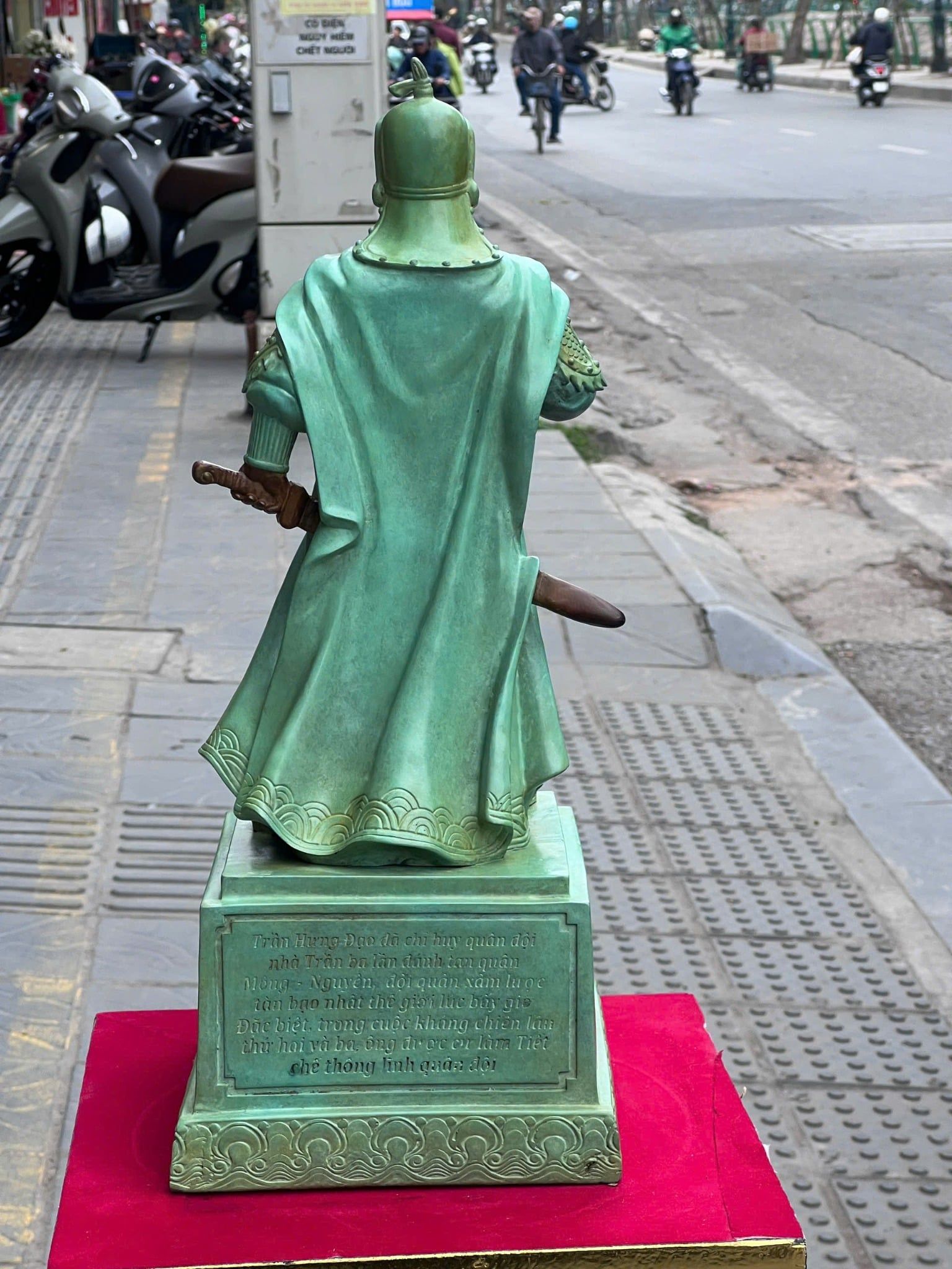 Tượng Trần Hưng Đạo bằng đồng cao 50cm màu ngọc bích vân cổ