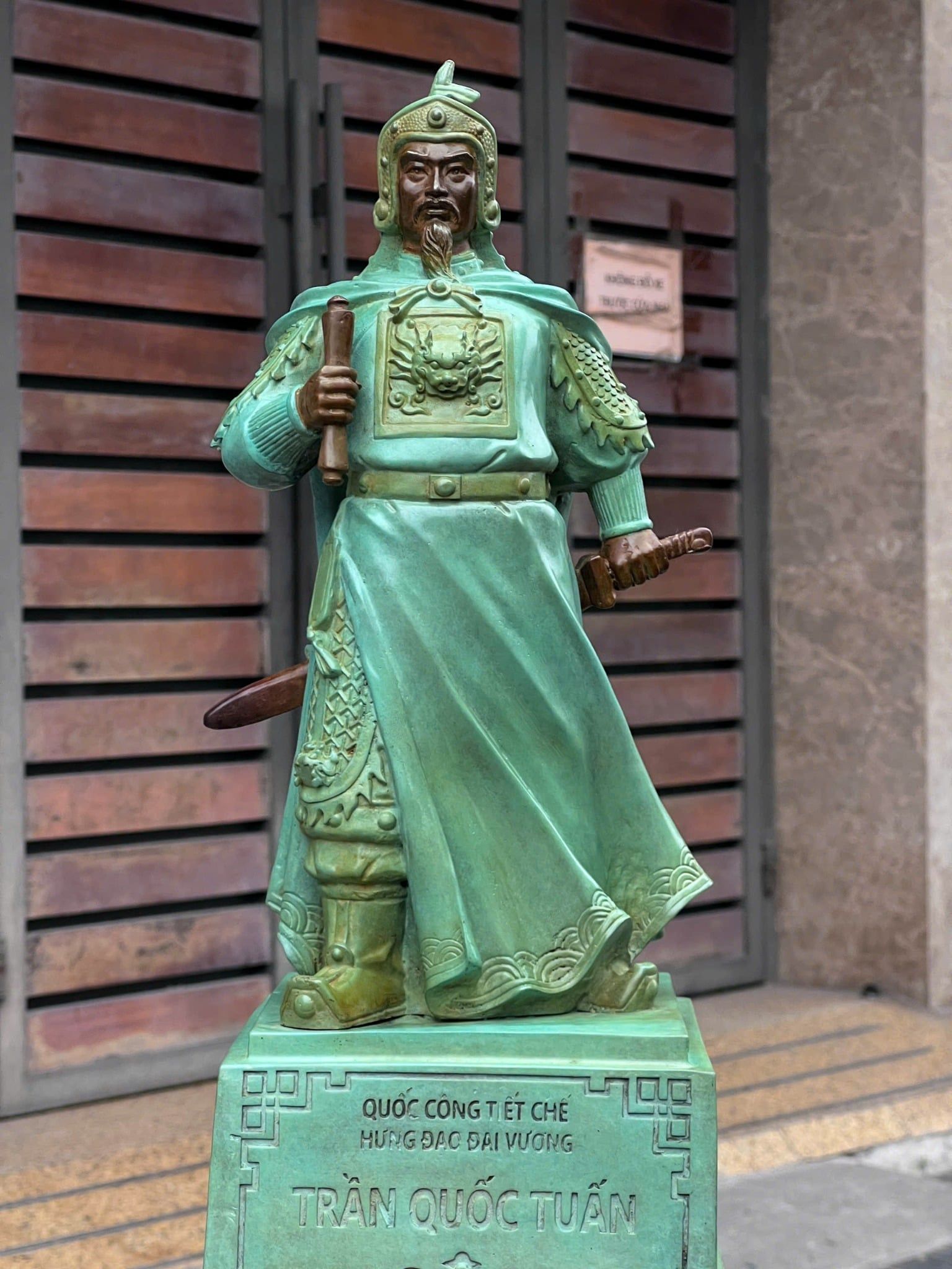 Tượng Trần Hưng Đạo bằng đồng cao 50cm màu ngọc bích vân cổ