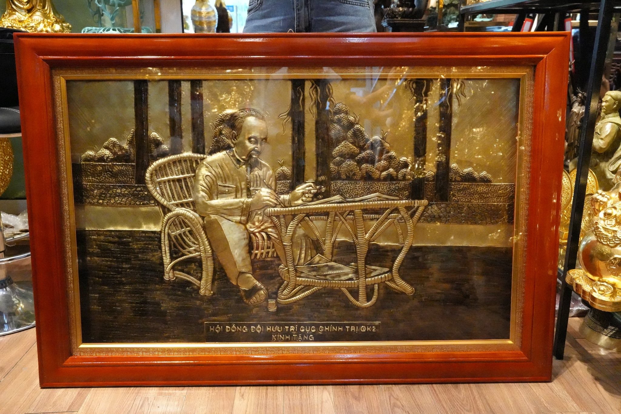 Tranh Bác Hồ bằng đồng thúc tay