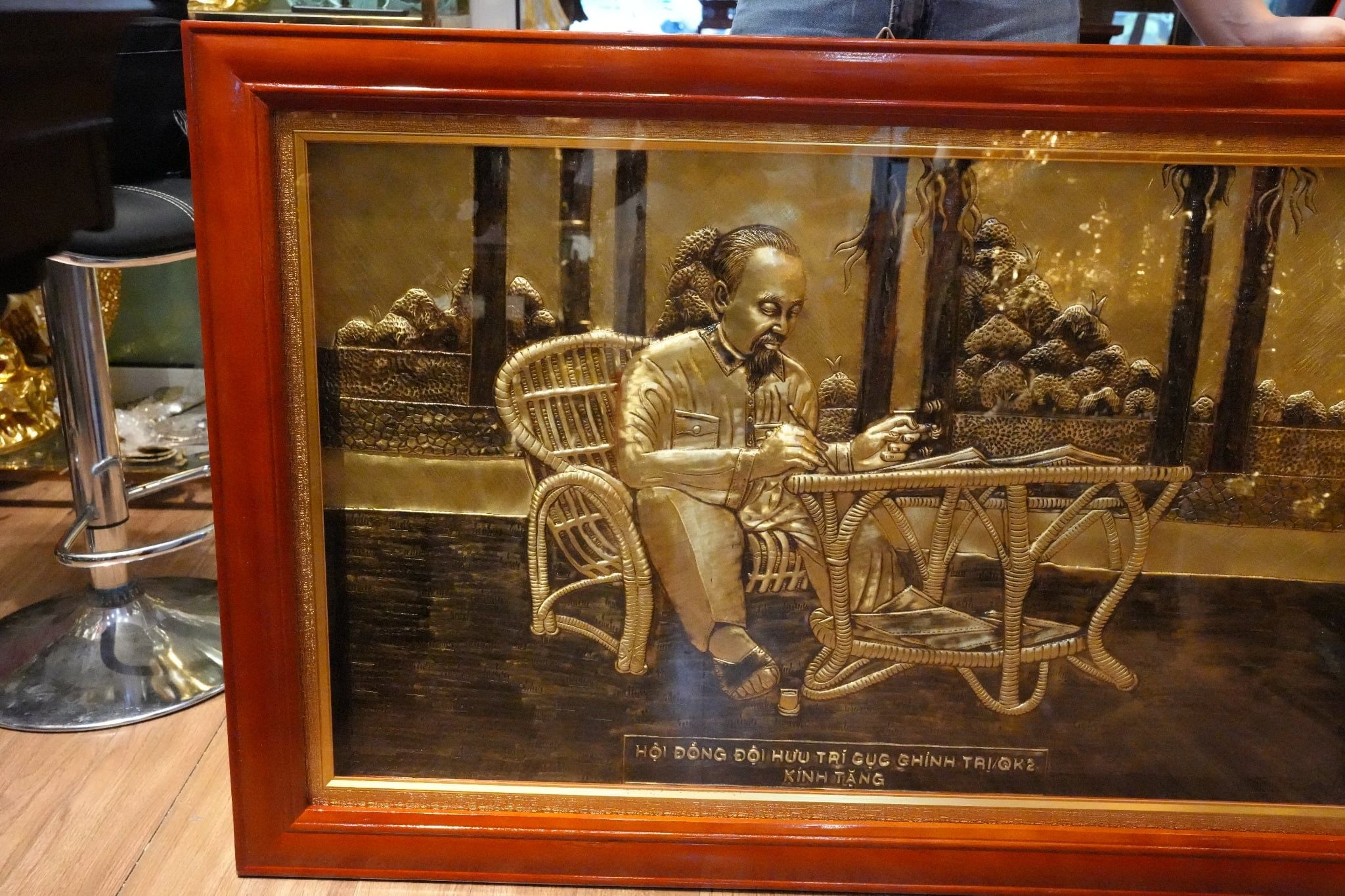 Tranh Bác Hồ bằng đồng thúc tay