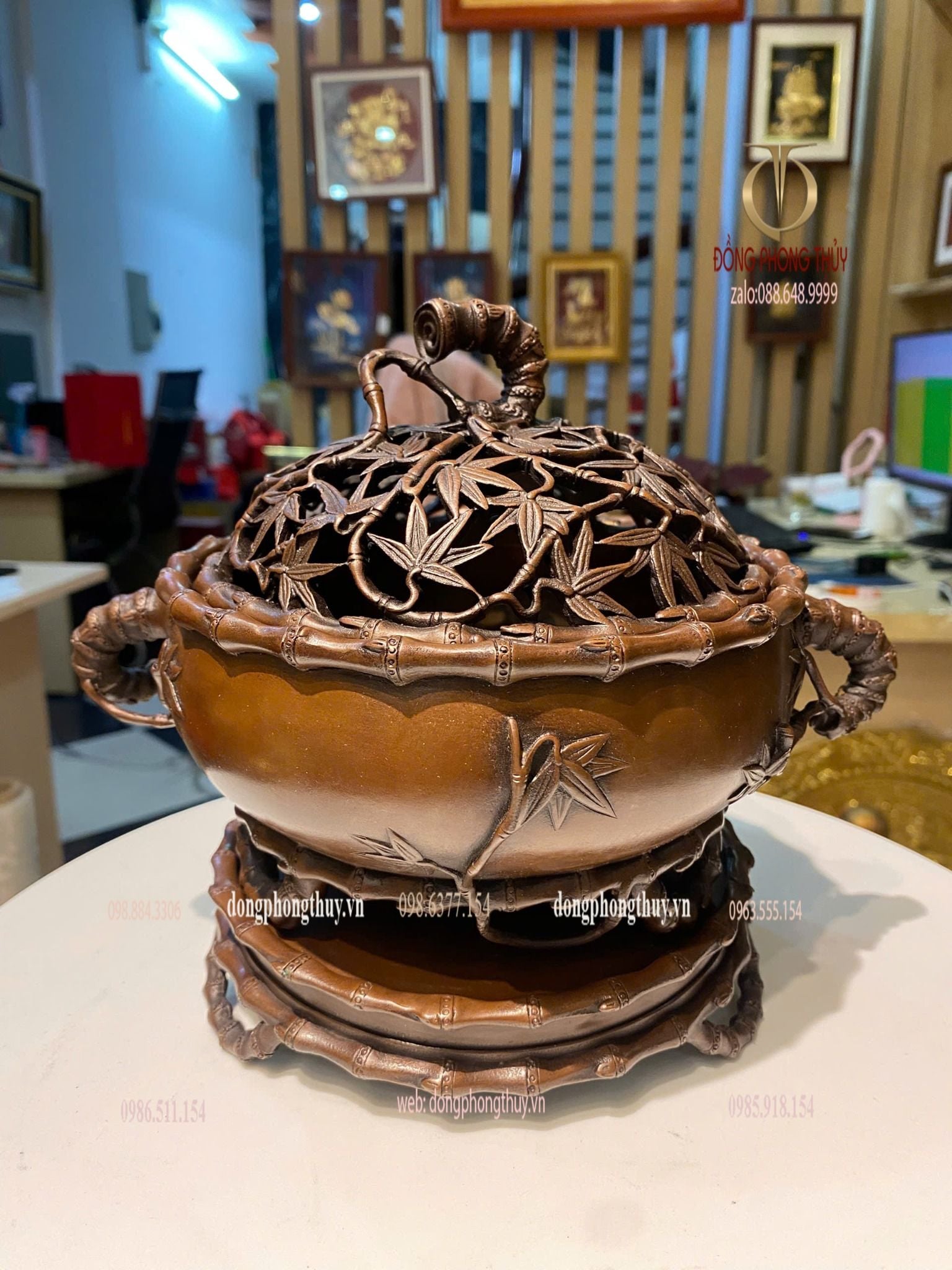 Lư đốt trầm kĩ tinh xảo màu patina ửng đỏ