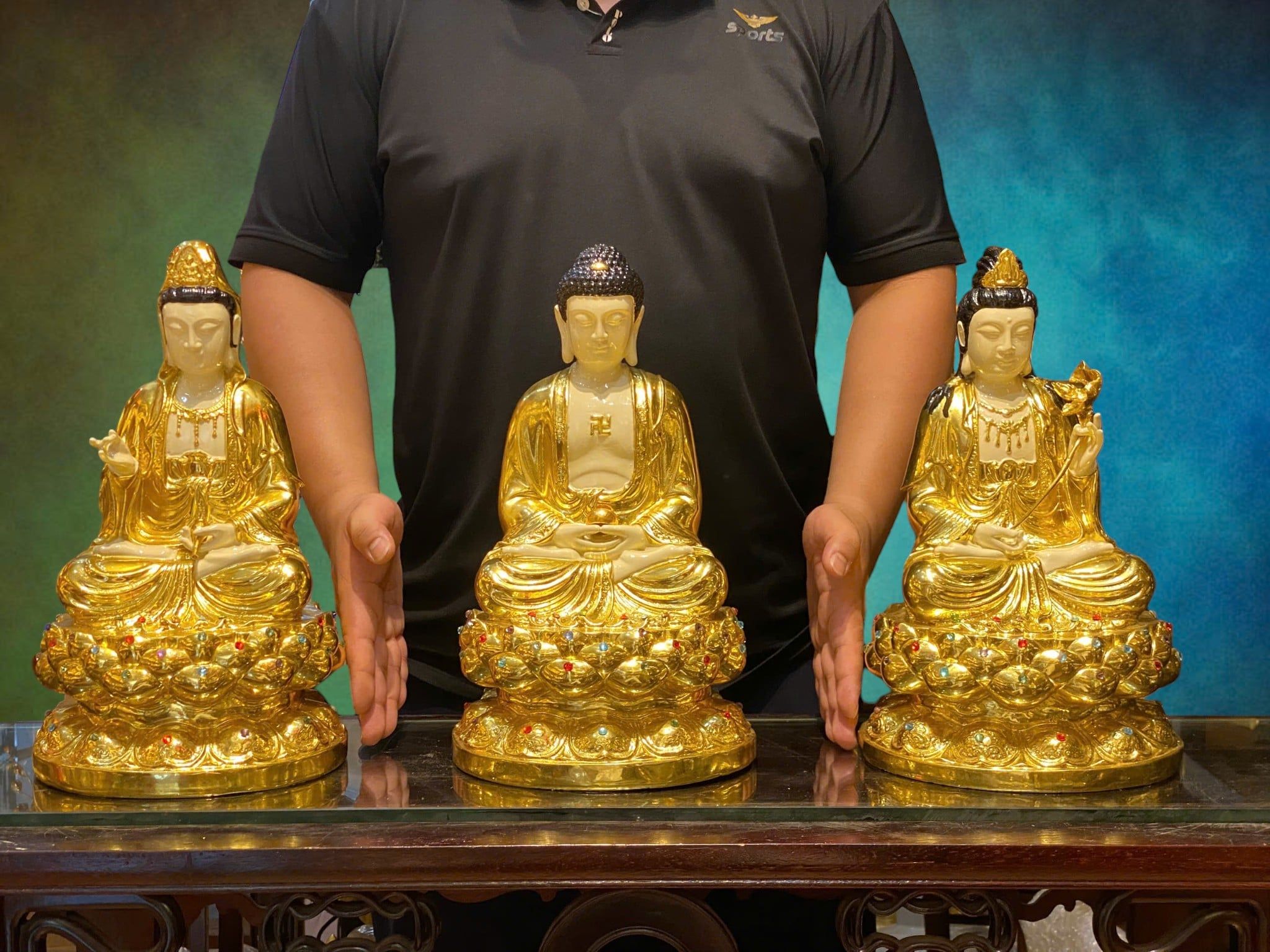 Tượng tam thánh bằng đồng dát vàng làm màu da, vẽ diện