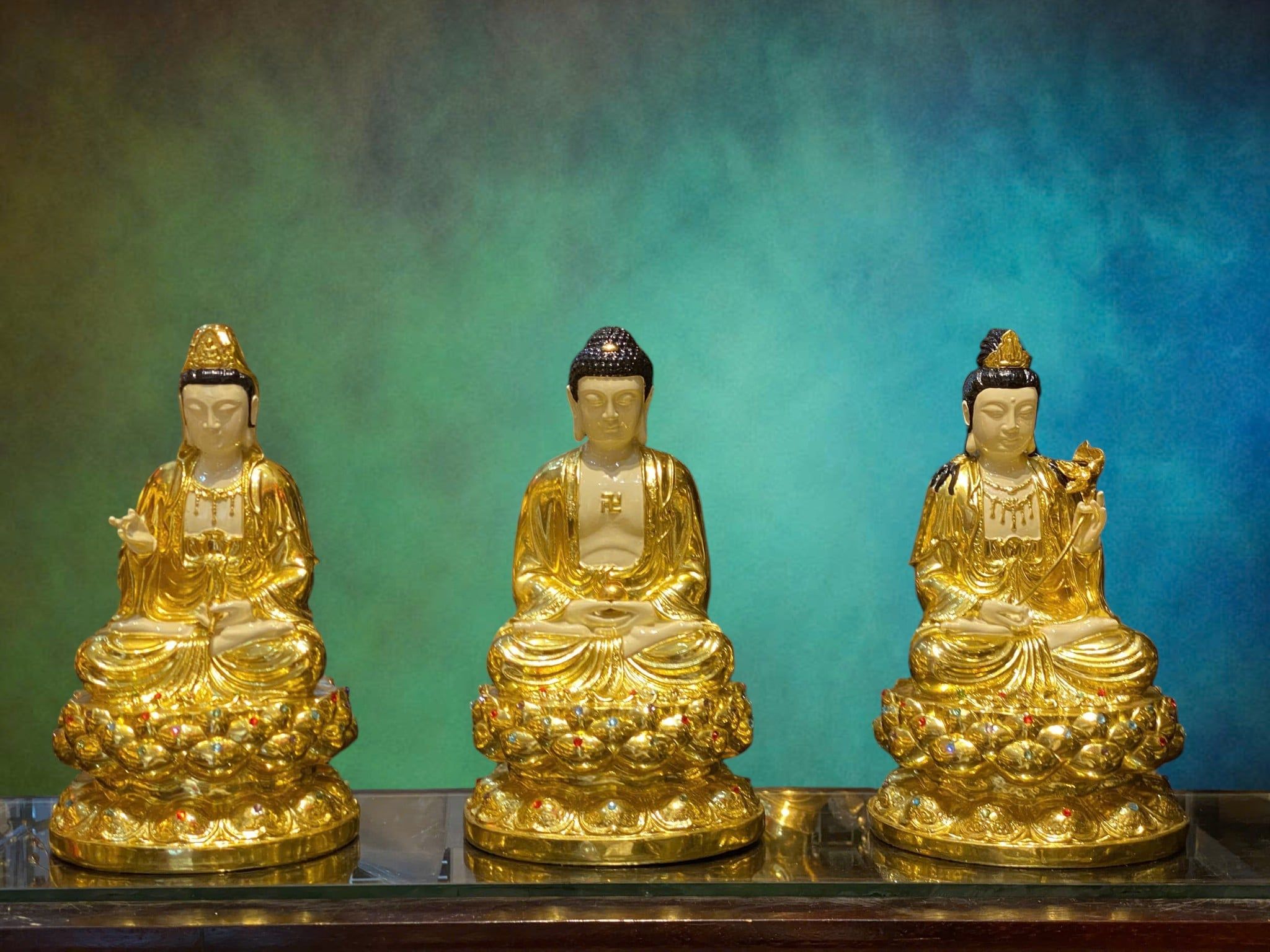Tượng tam thánh bằng đồng dát vàng làm màu da, vẽ diện