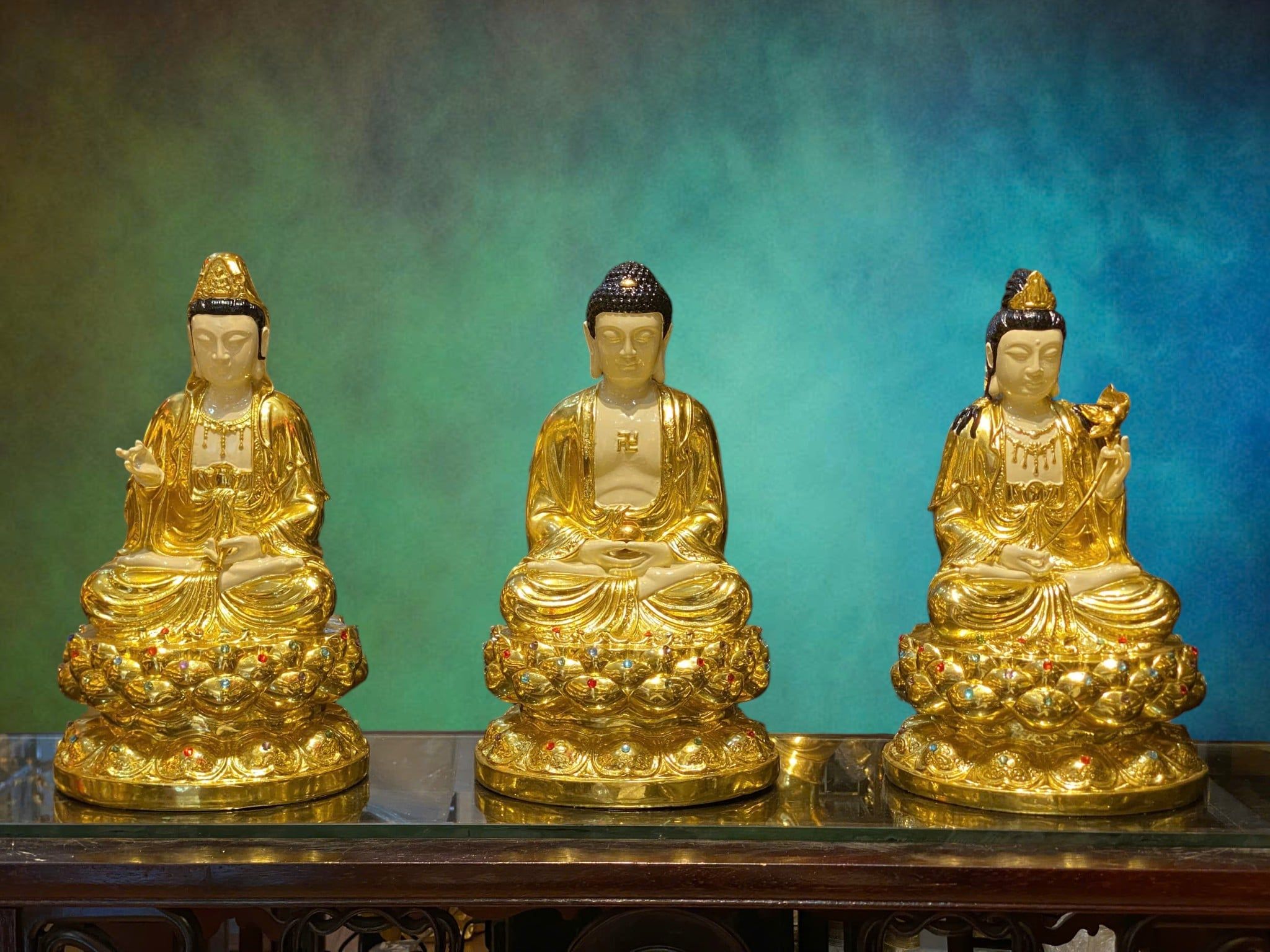 Tượng tam thánh bằng đồng dát vàng làm màu da, vẽ diện
