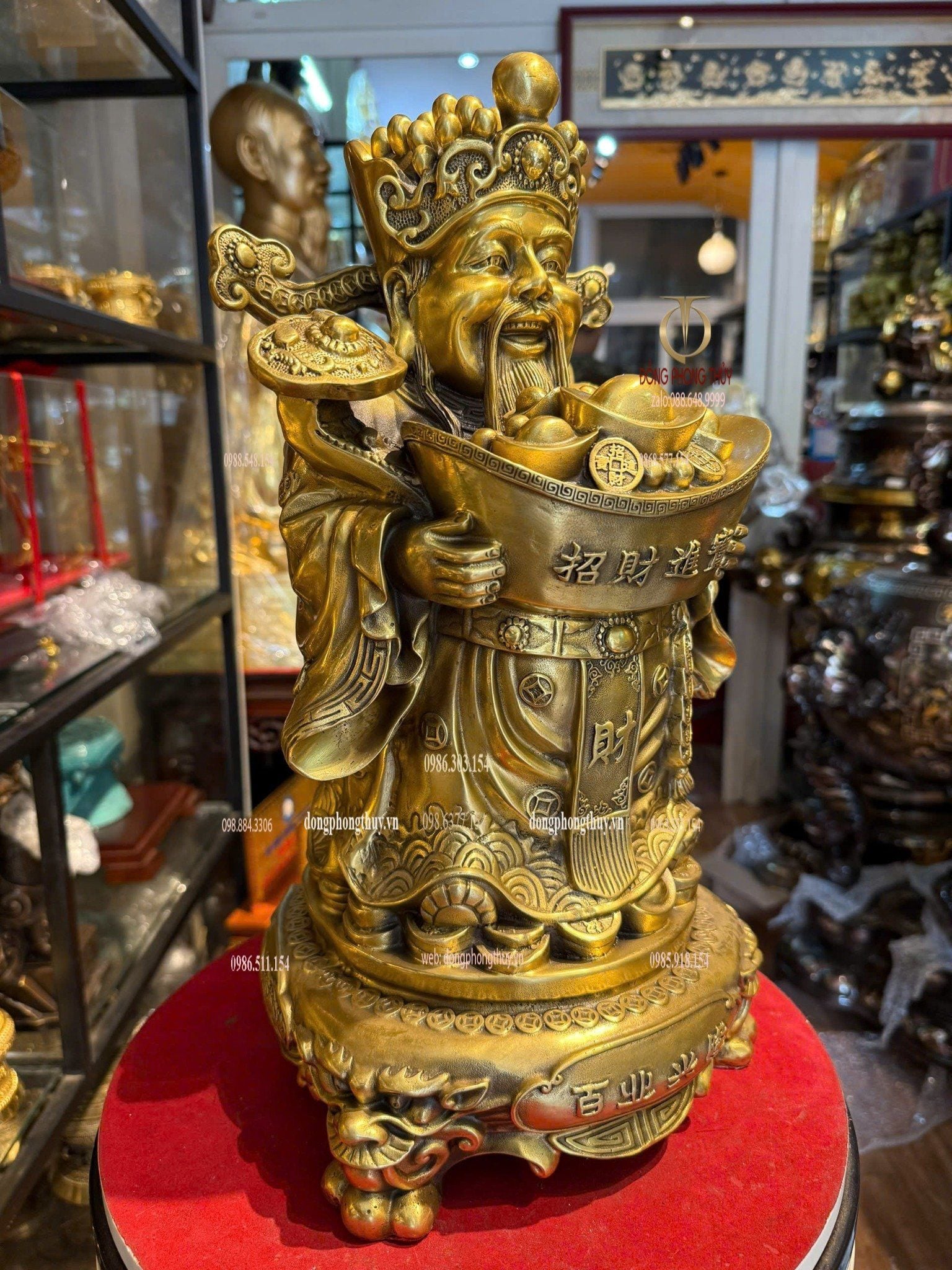 Thần Tài đứng dâng tiền