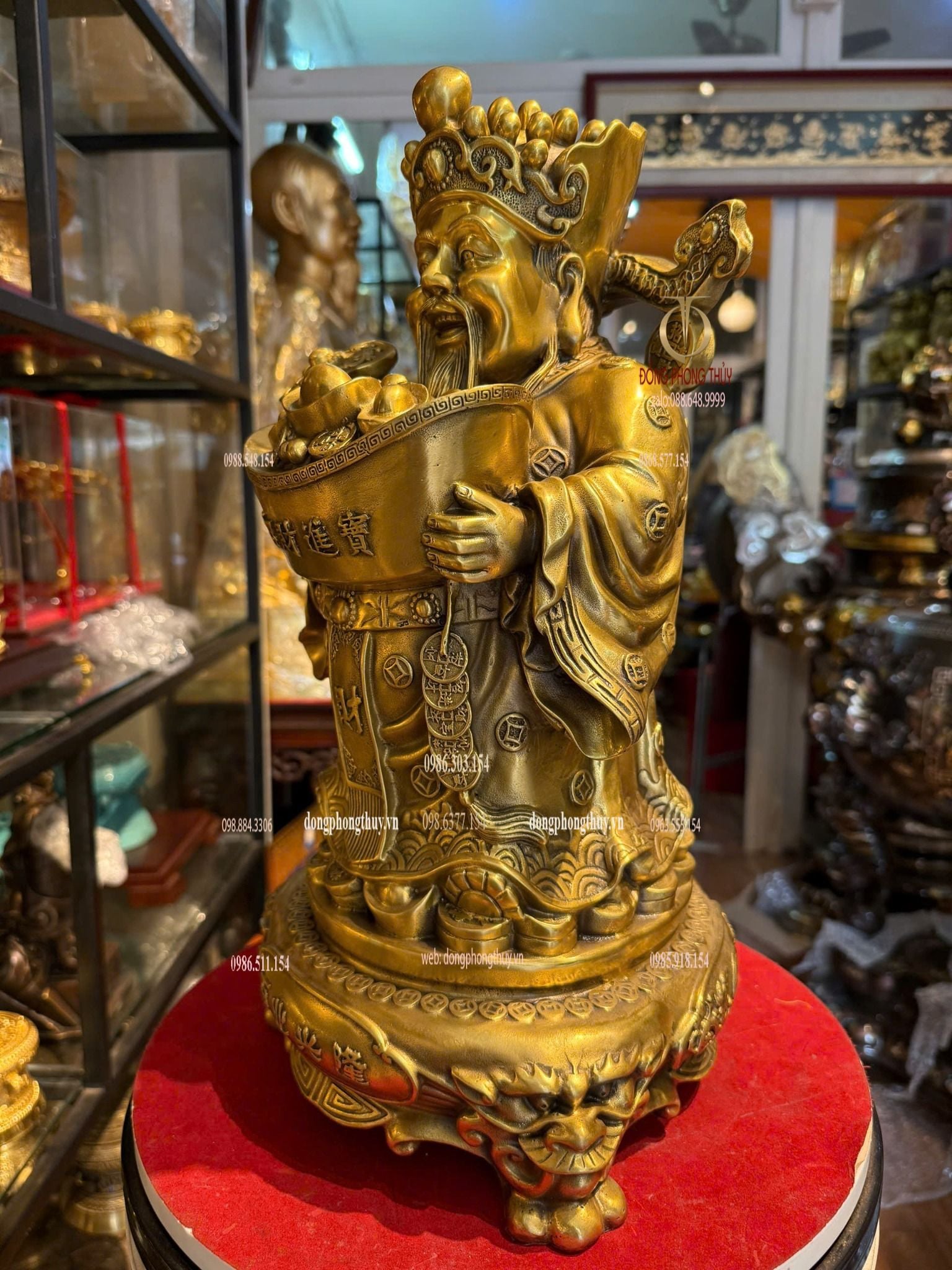 Thần Tài đứng dâng tiền