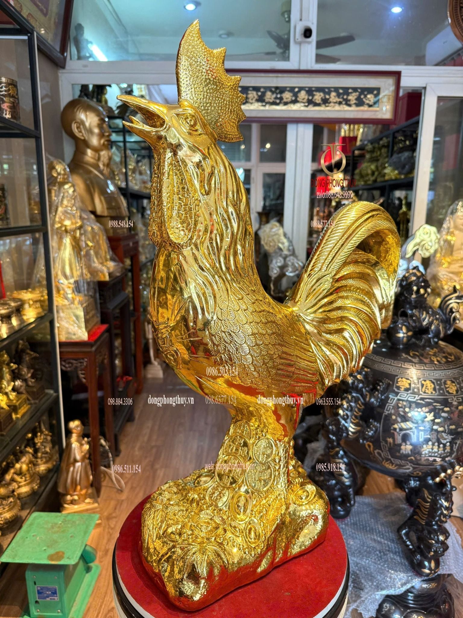 Tượng gà trống bằng đồng dát vàng