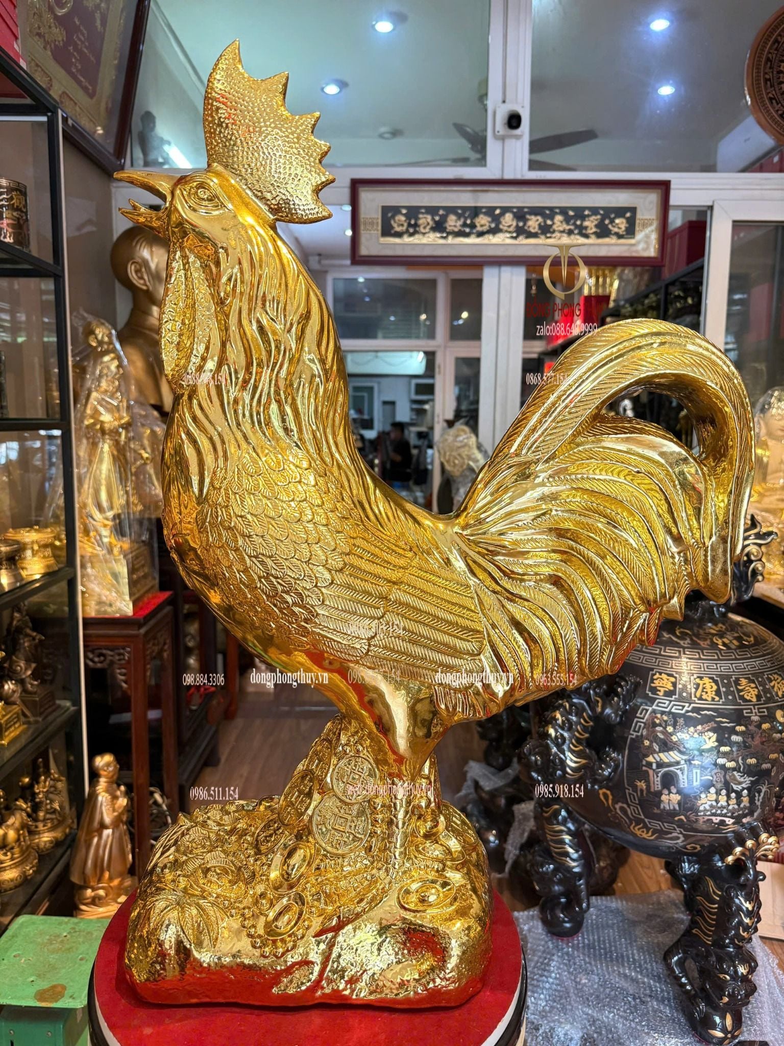 Tượng gà trống bằng đồng dát vàng