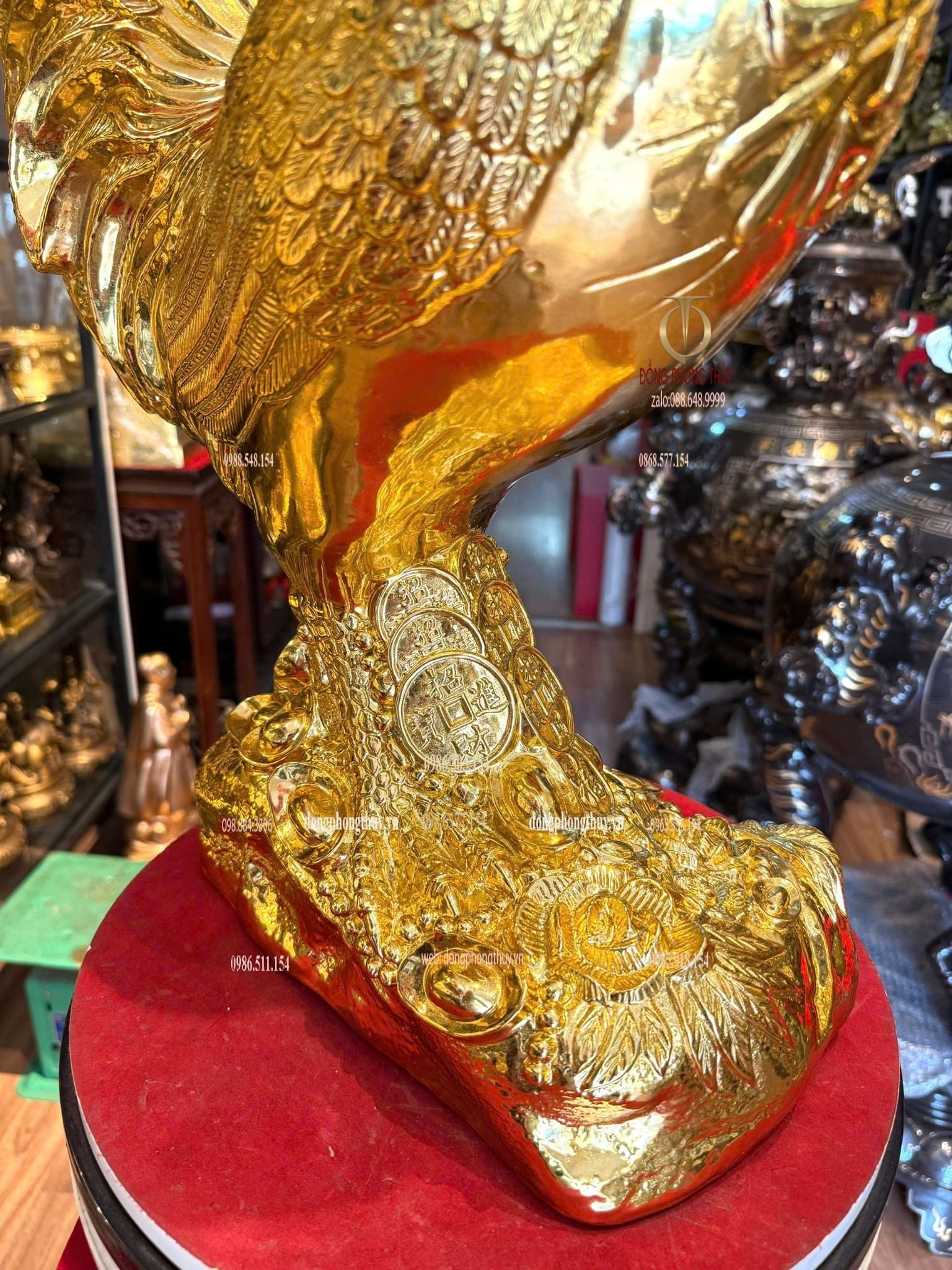Tượng gà trống bằng đồng dát vàng