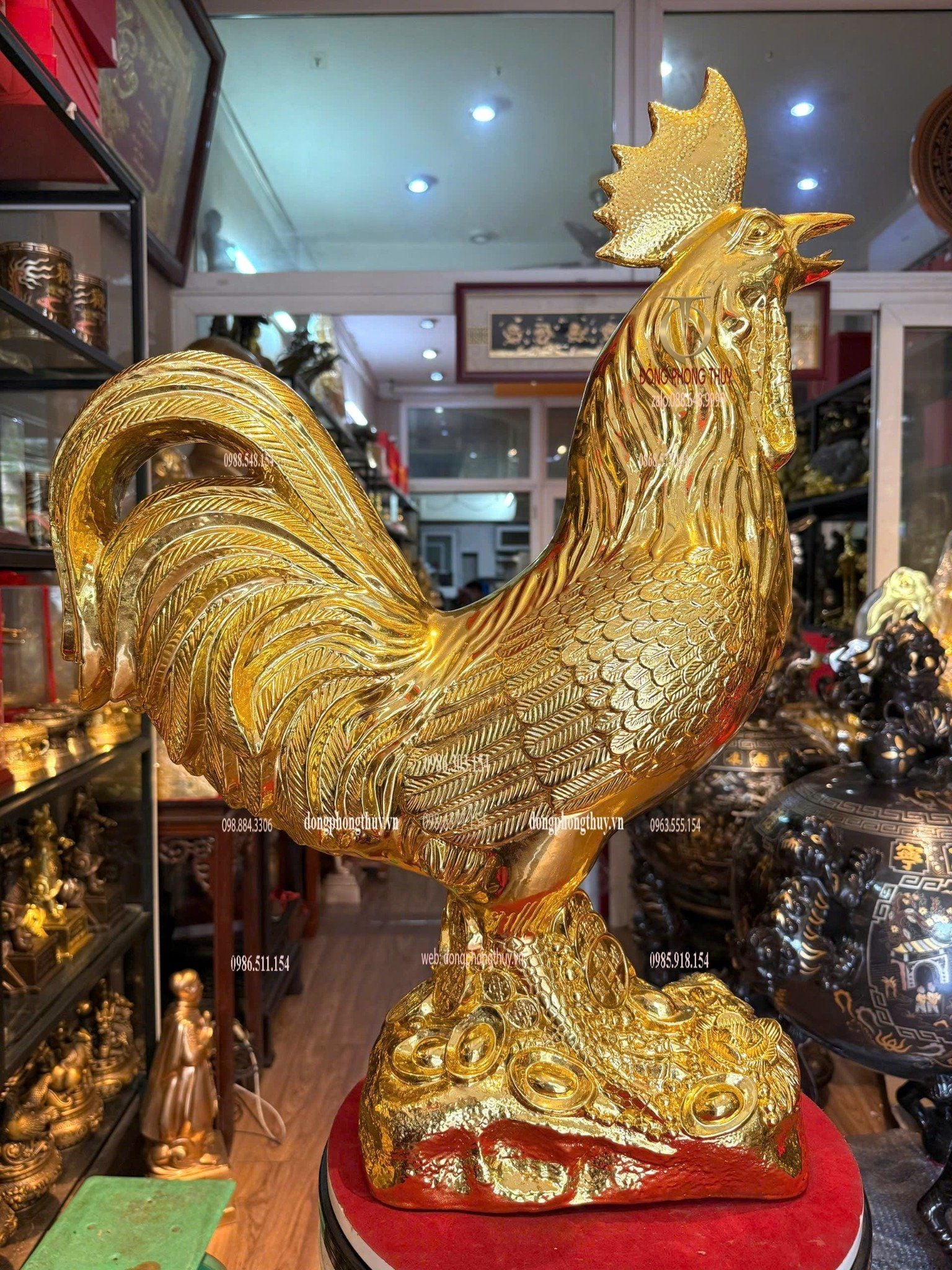 Tượng gà trống bằng đồng dát vàng