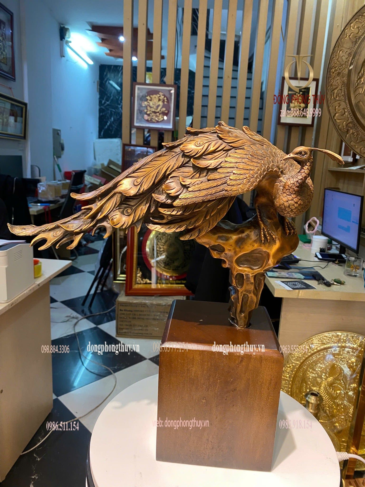 Tượng khổng tước bằng đồng đế gỗ
