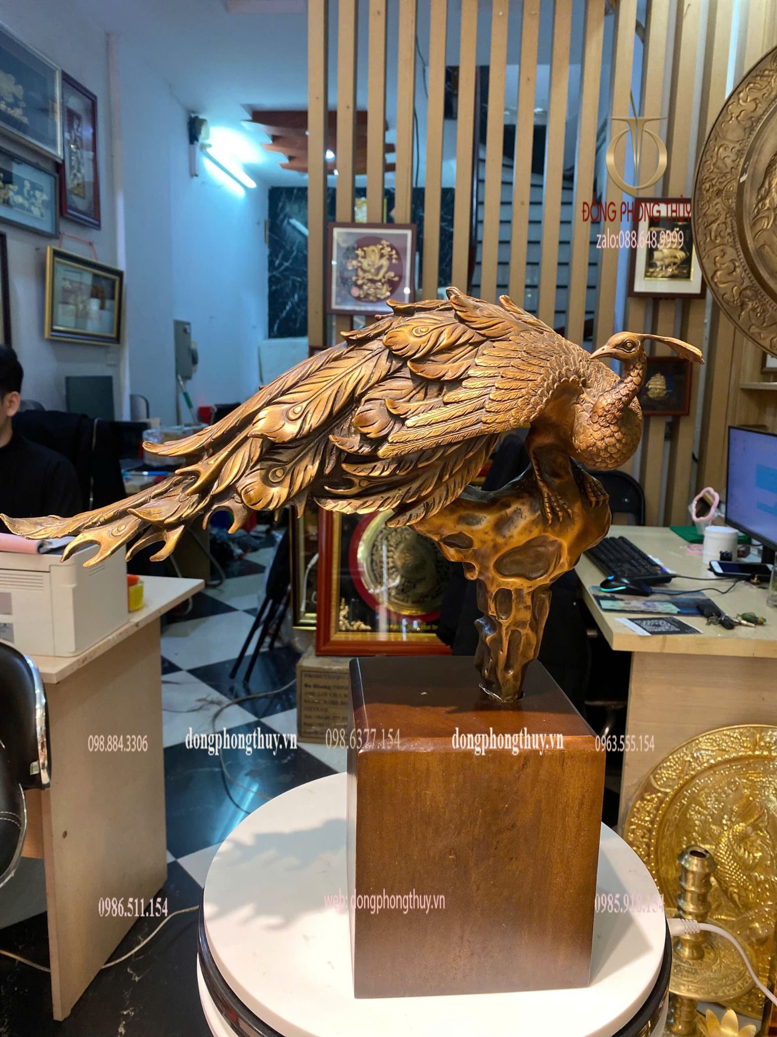 Tượng khổng tước bằng đồng đế gỗ
