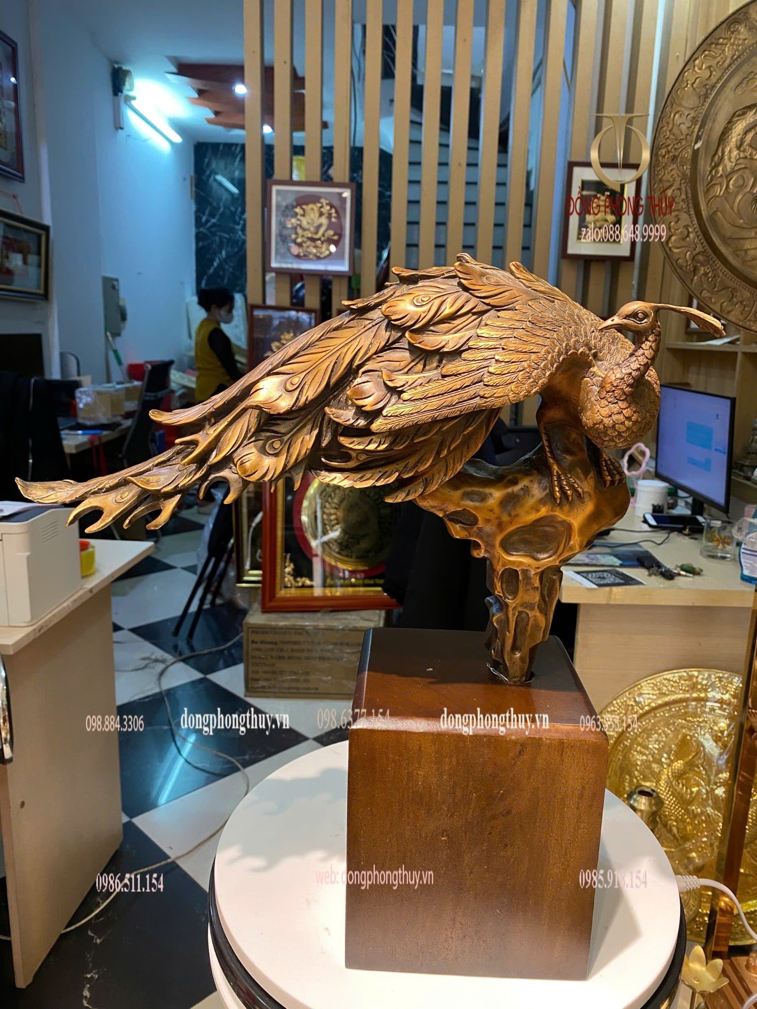 Tượng khổng tước bằng đồng đế gỗ