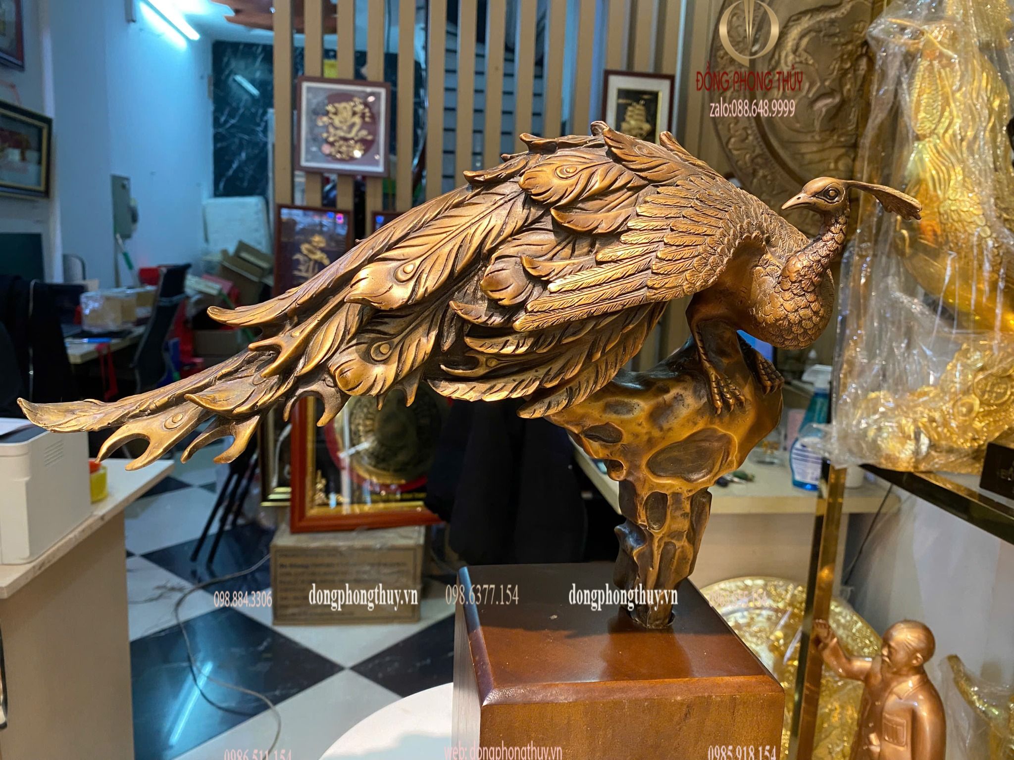 Tượng khổng tước bằng đồng đế gỗ