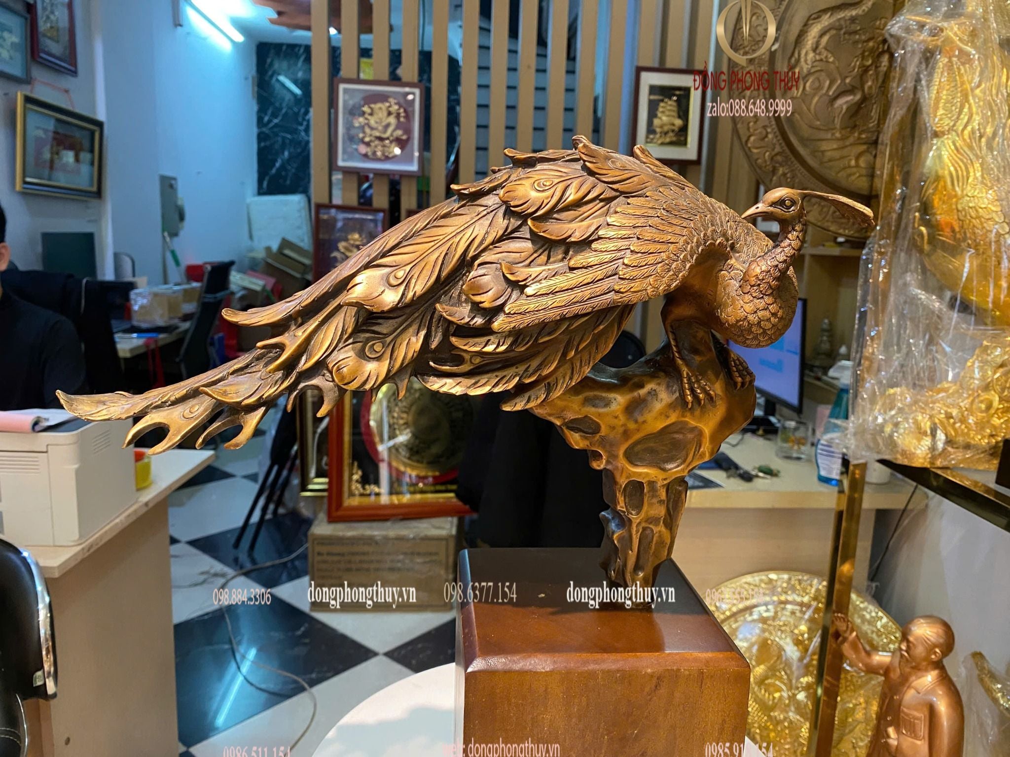 Tượng khổng tước bằng đồng đế gỗ