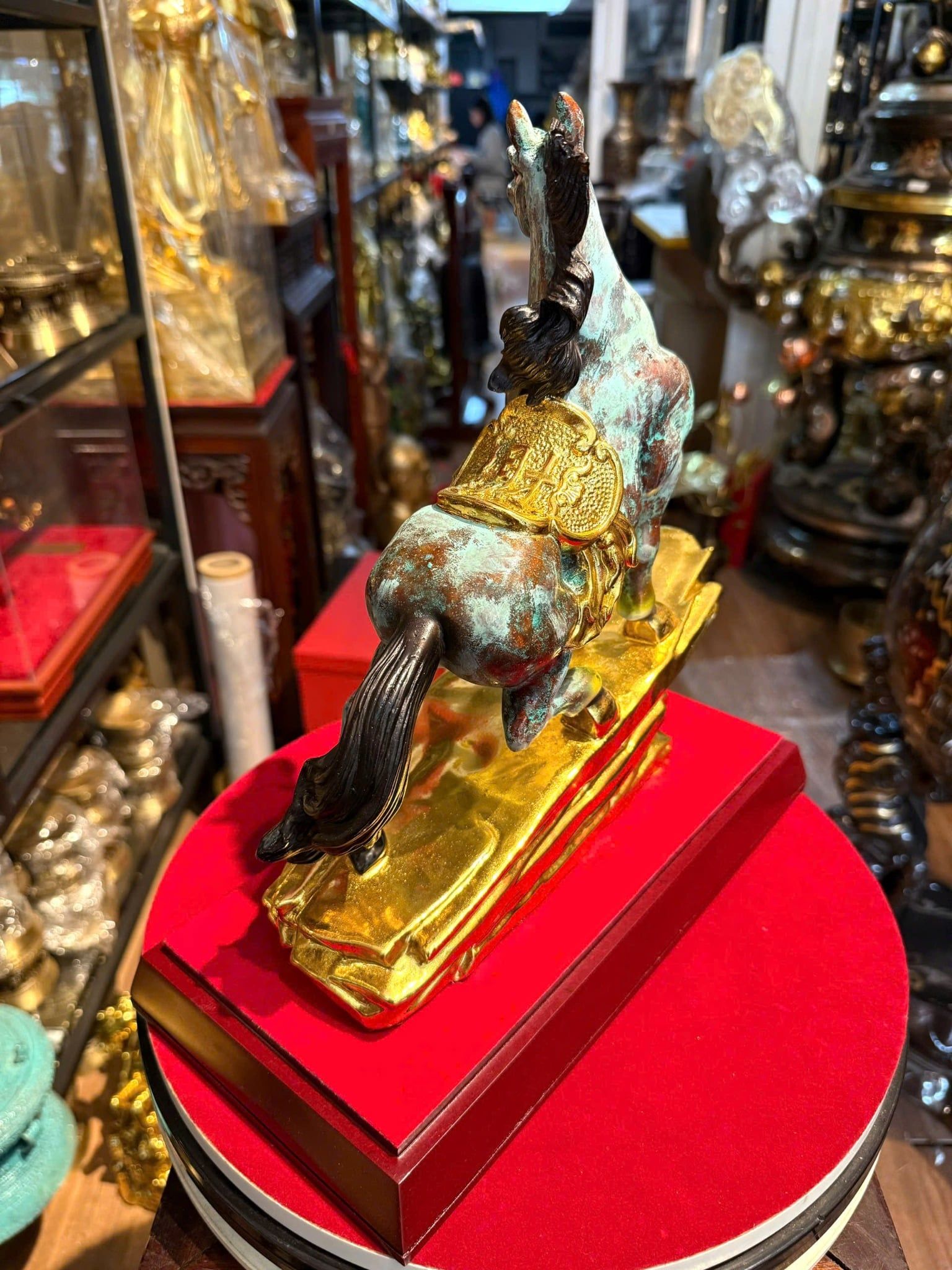 Tượng ngựa bằng đồng patina hỏa biến vân xanh dát vàng