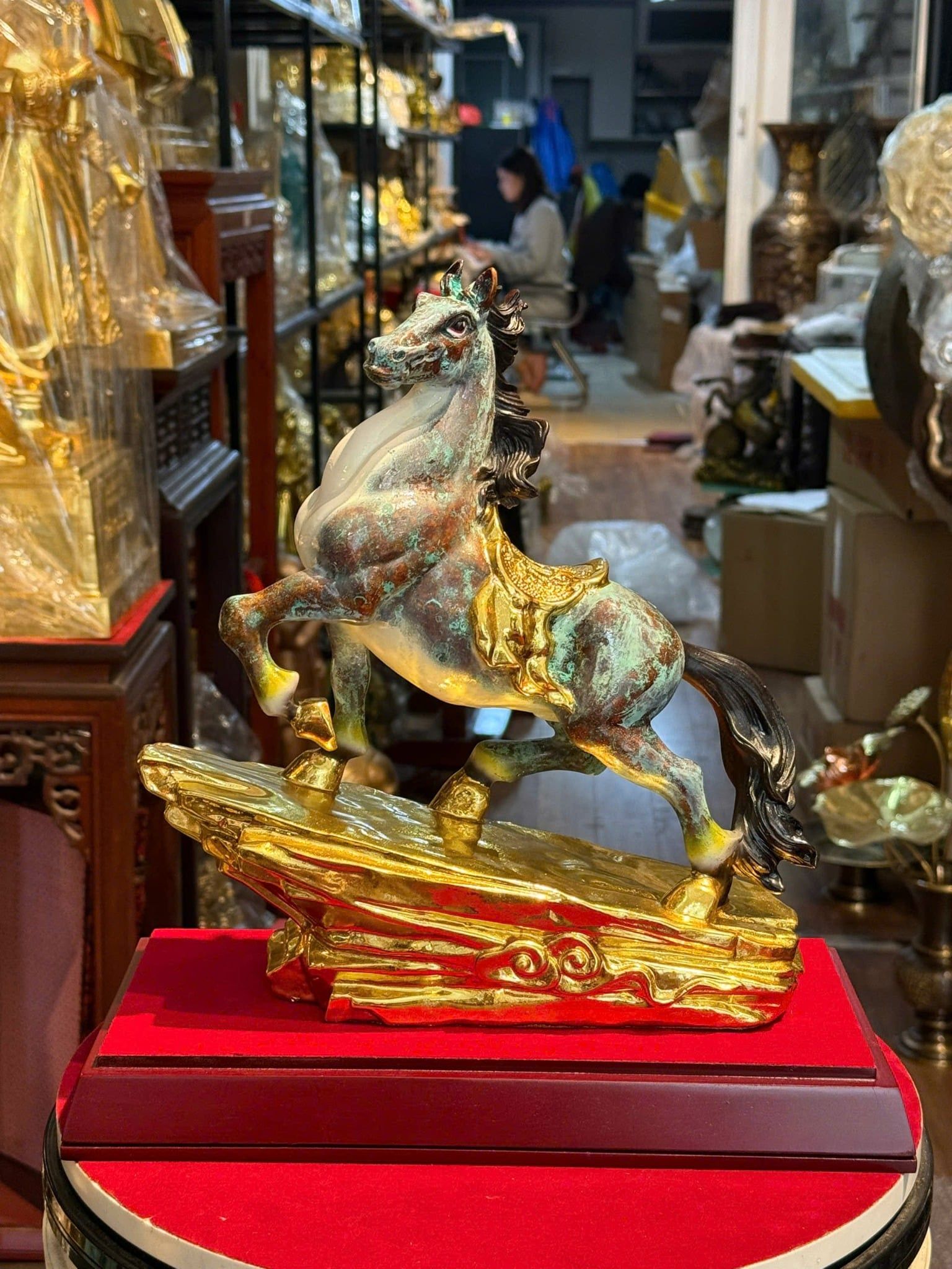 Tượng ngựa bằng đồng patina hỏa biến vân xanh dát vàng