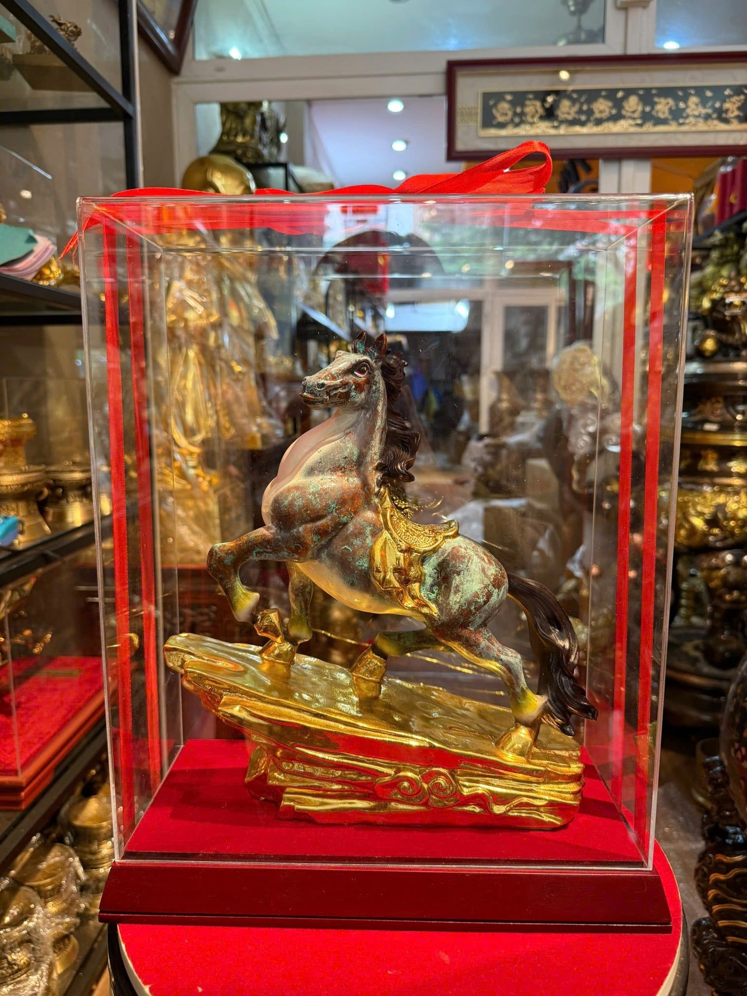 Tượng ngựa bằng đồng patina hỏa biến vân xanh dát vàng