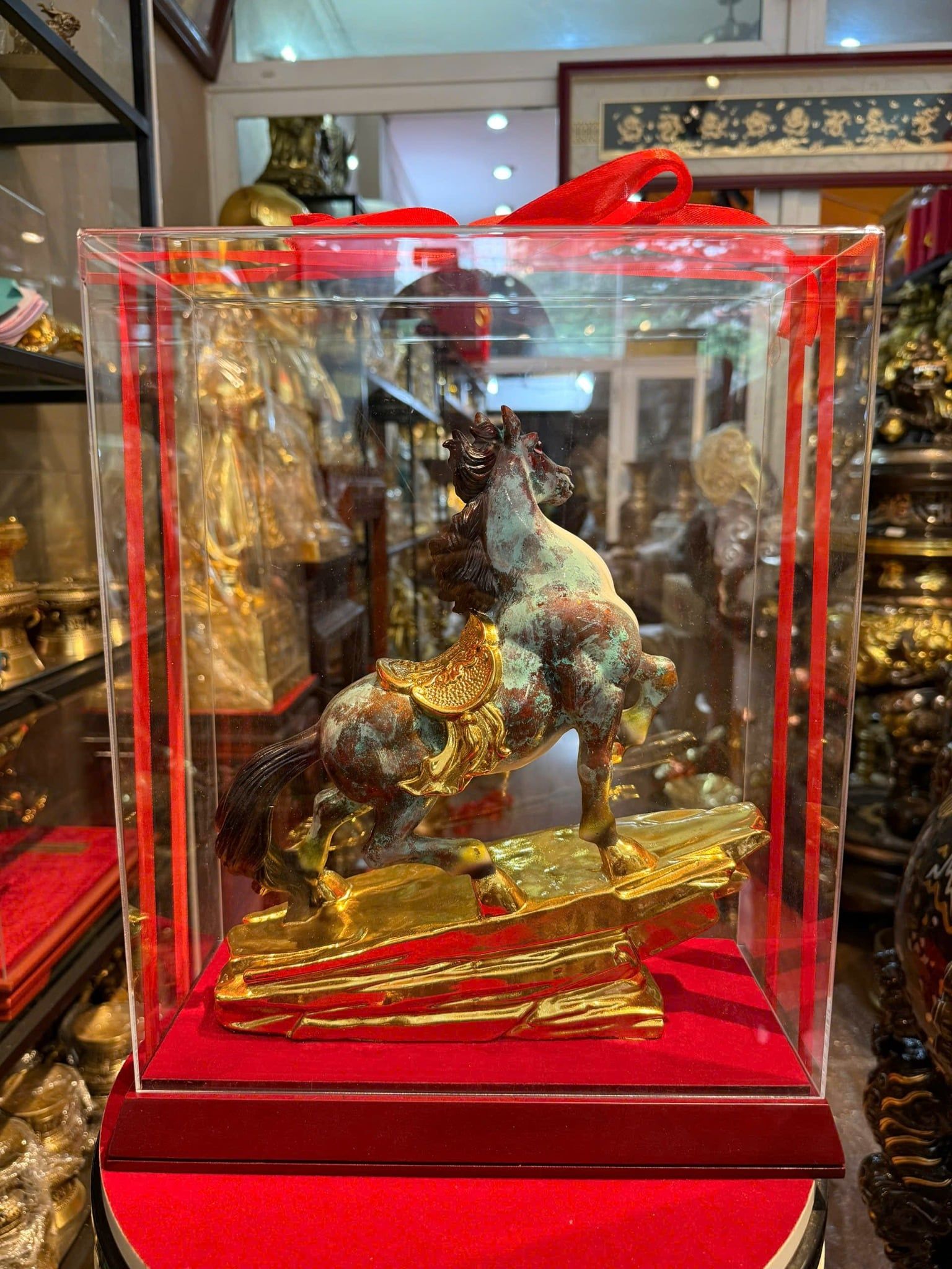 Tượng ngựa bằng đồng patina hỏa biến vân xanh dát vàng