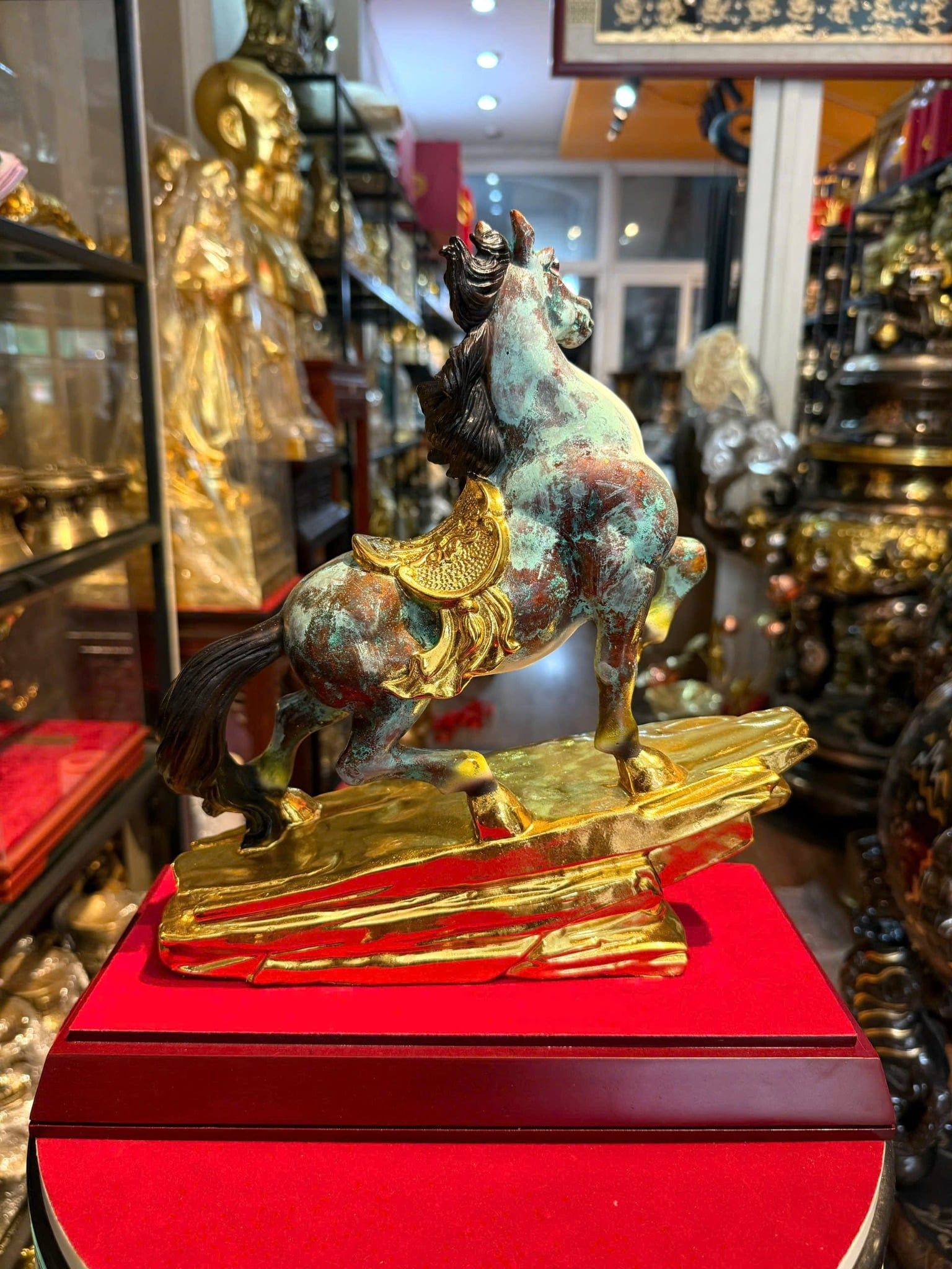 Tượng ngựa bằng đồng patina hỏa biến vân xanh dát vàng