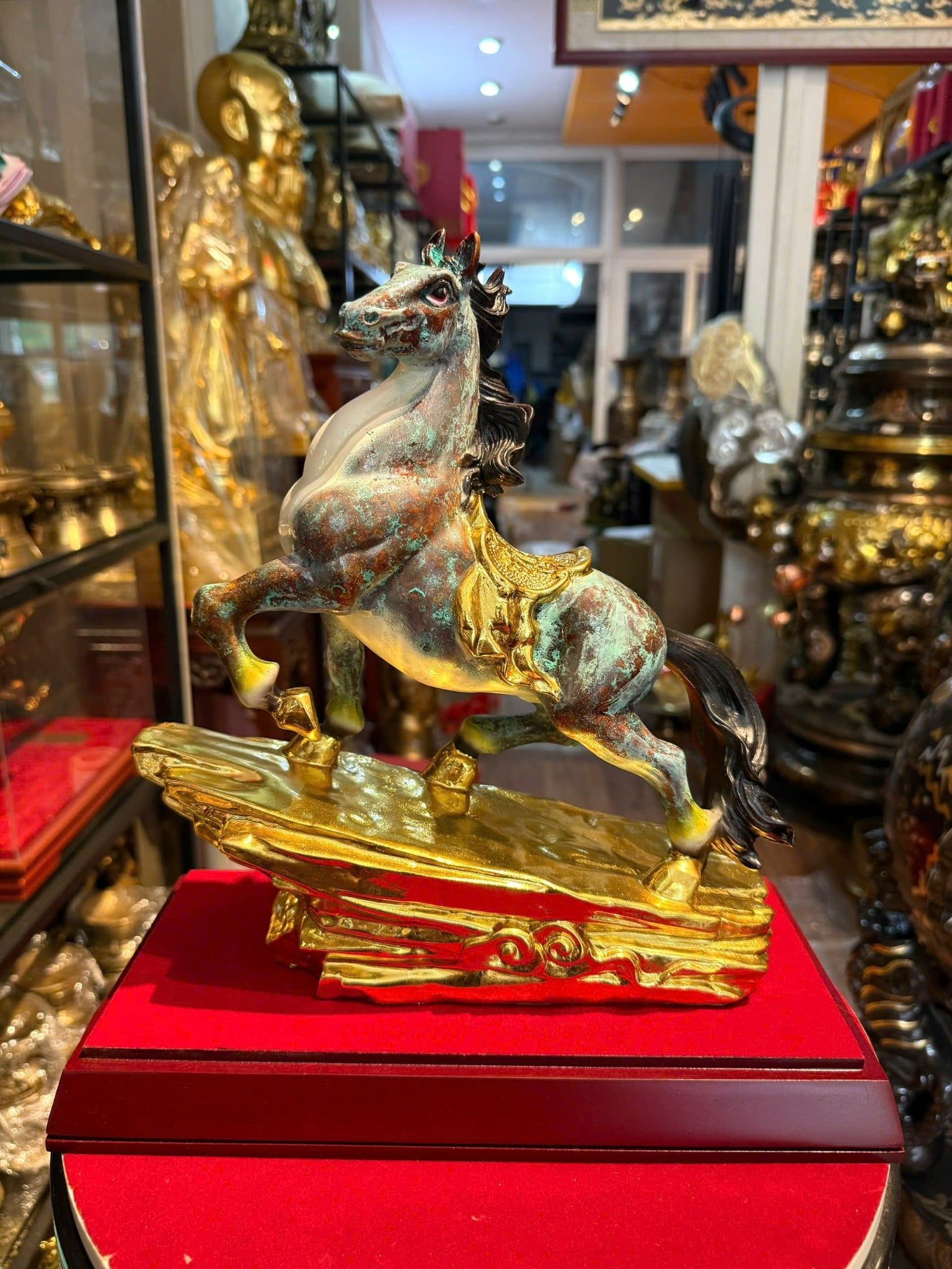 Tượng ngựa bằng đồng patina hỏa biến vân xanh dát vàng