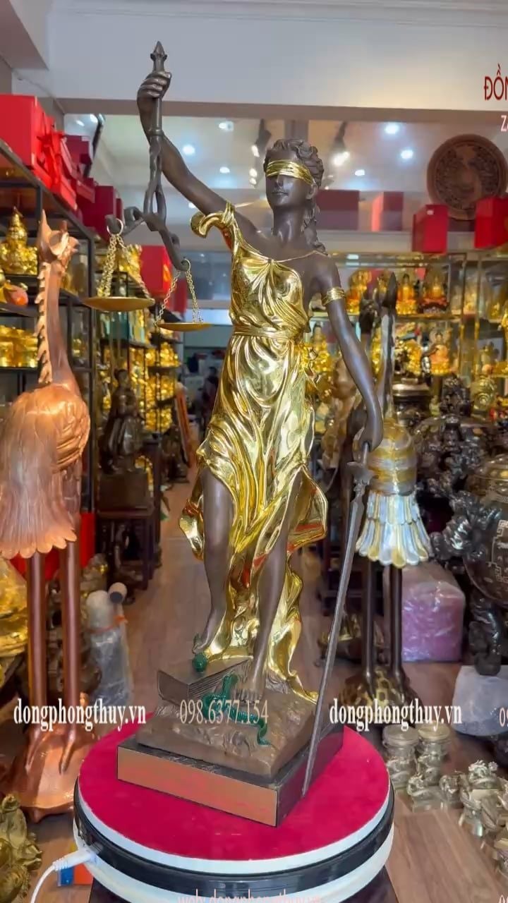Tượng Nữ Thần Công Lý bằng đồng dát vàng