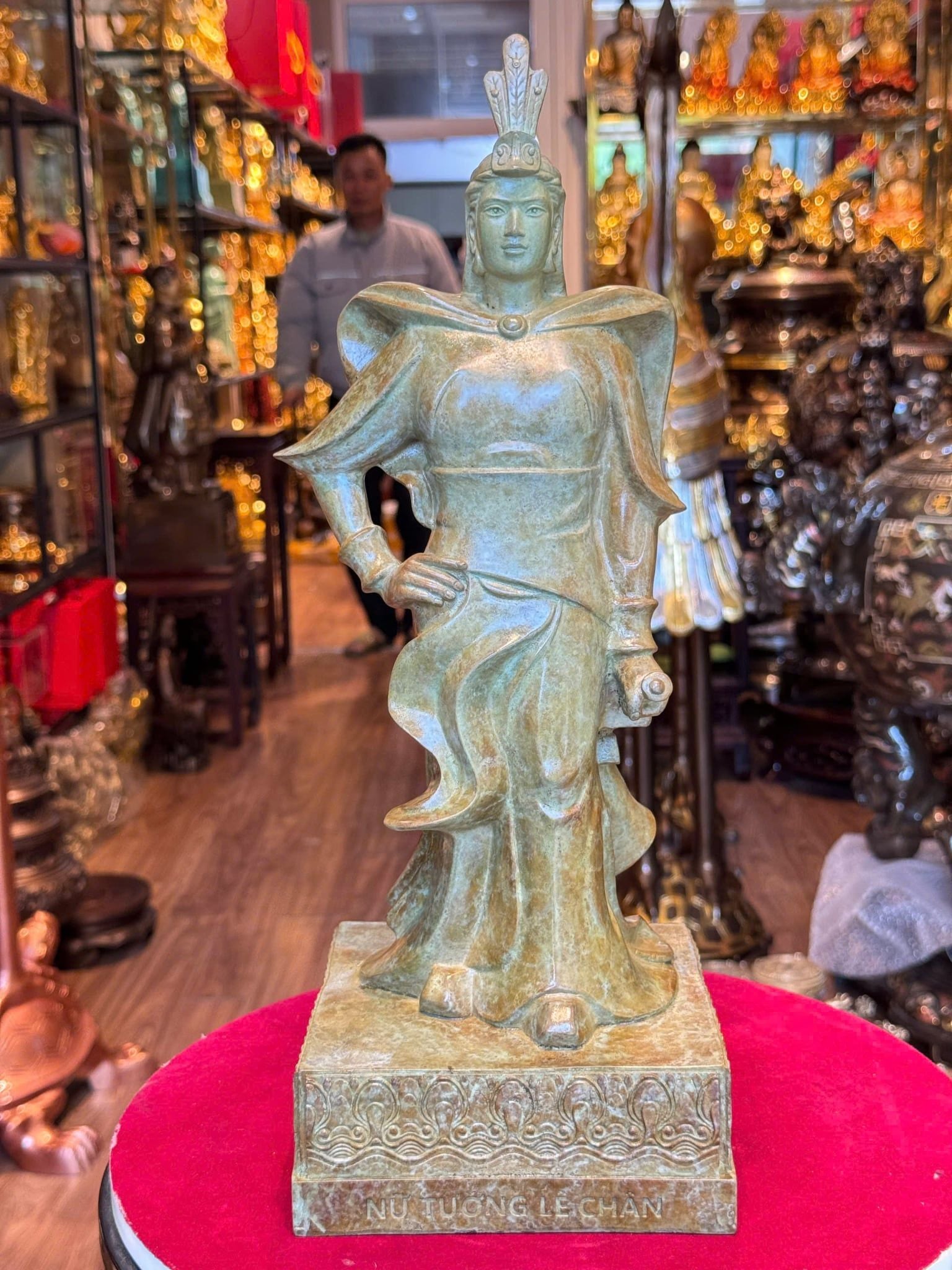 Tượng nữ tướng Lê Chân bằng đồng màu patina