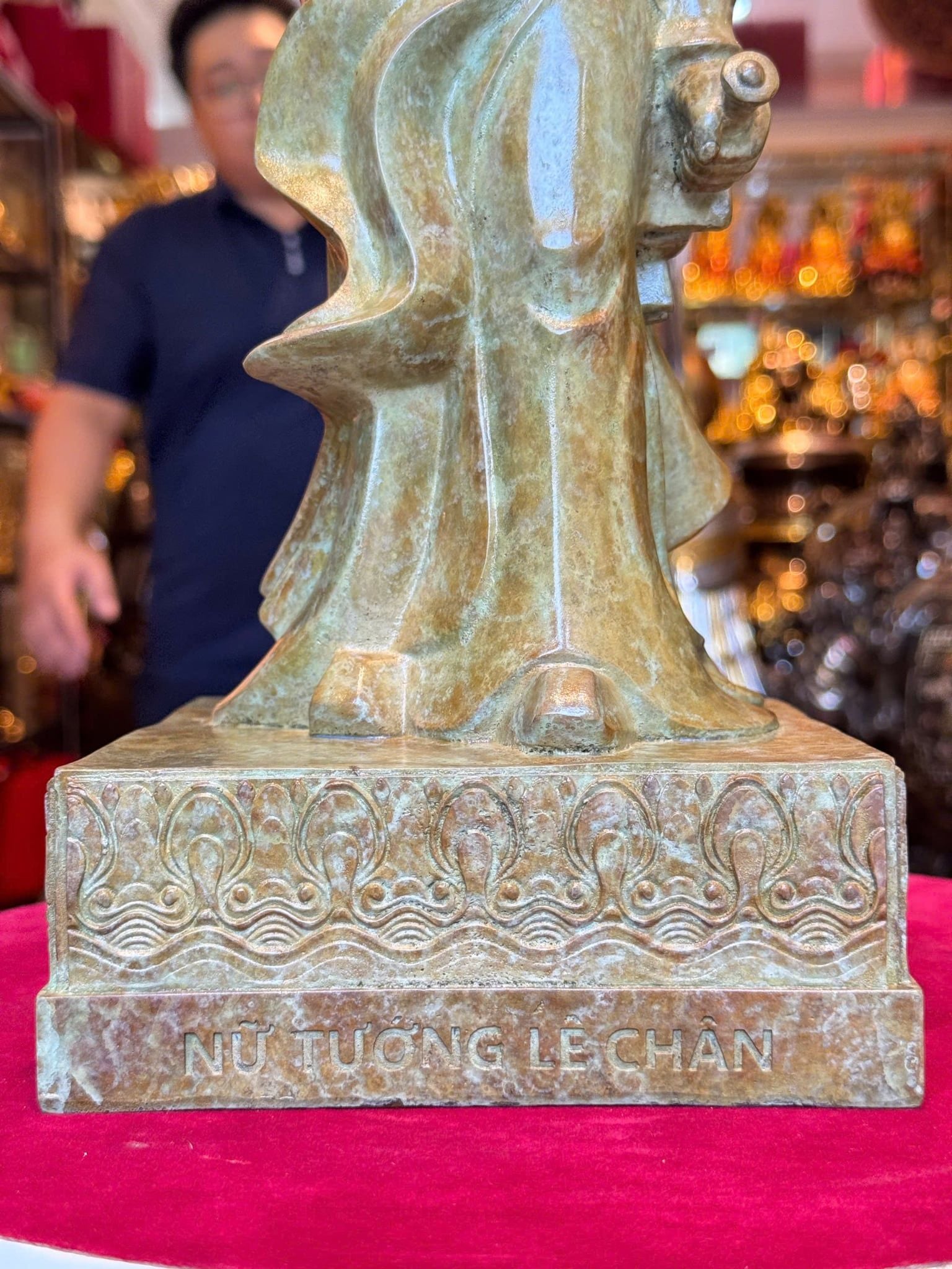 Tượng nữ tướng Lê Chân bằng đồng màu patina