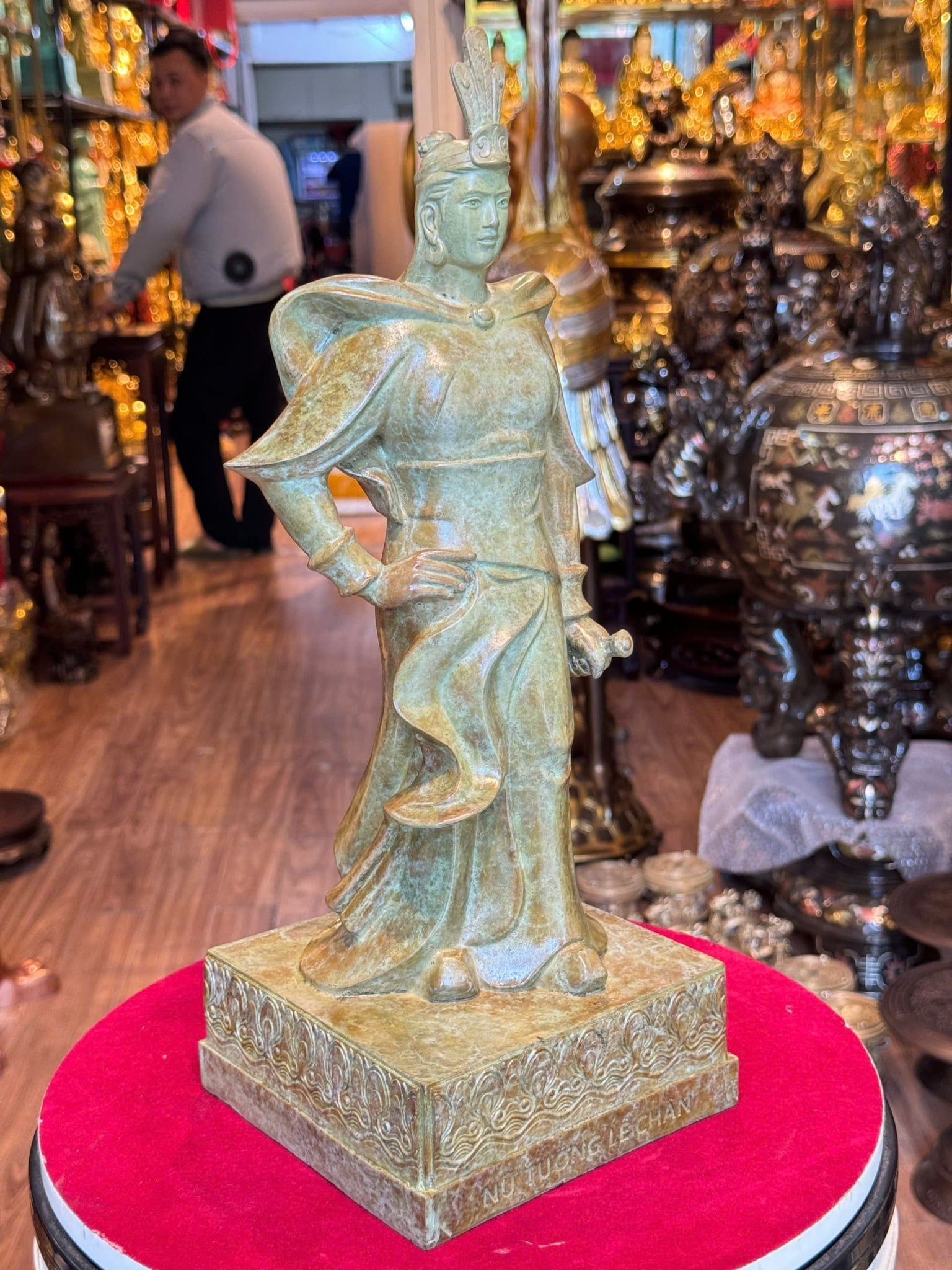 Tượng nữ tướng Lê Chân bằng đồng màu patina