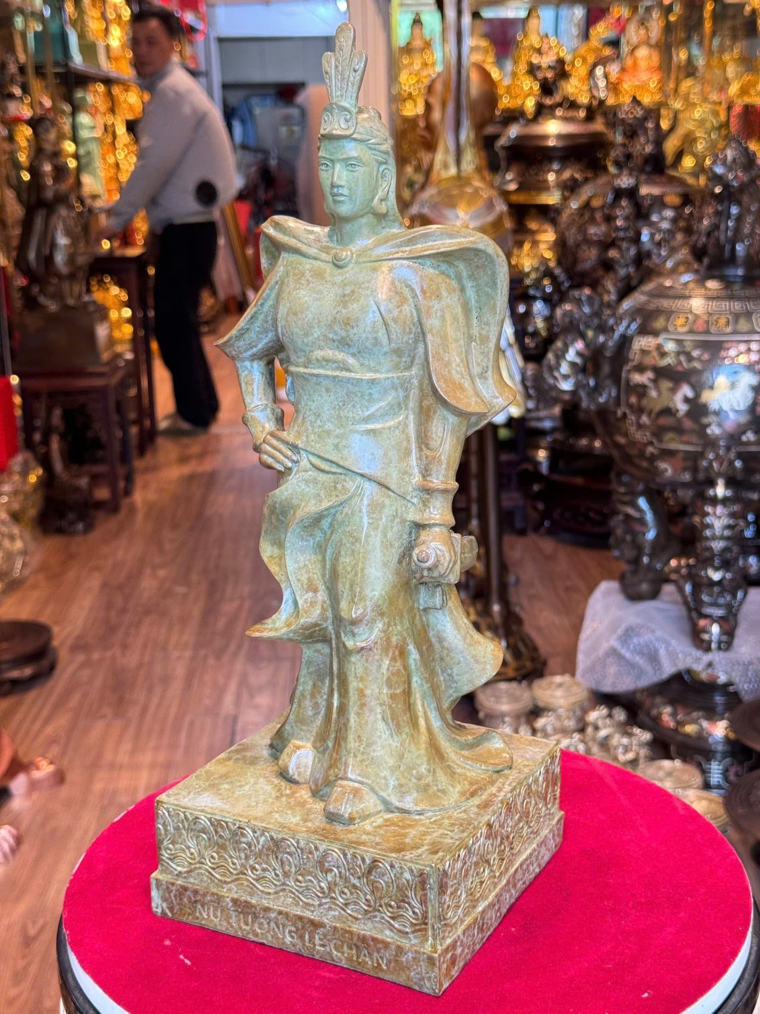 Tượng nữ tướng Lê Chân bằng đồng màu patina