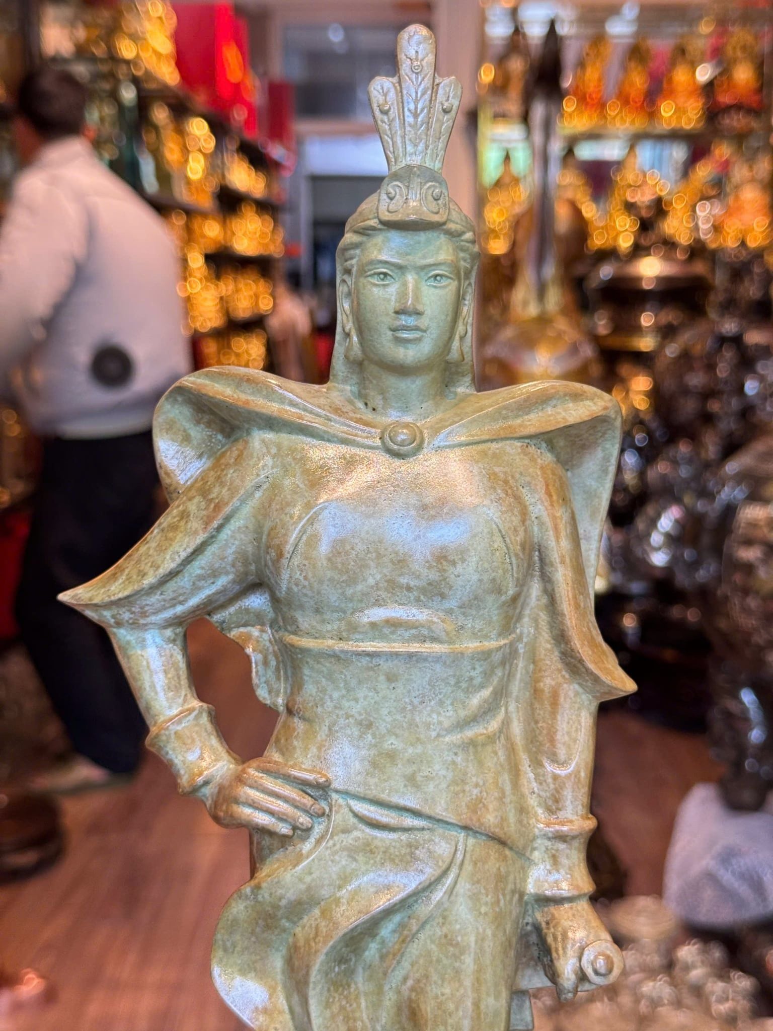Tượng nữ tướng Lê Chân bằng đồng màu patina
