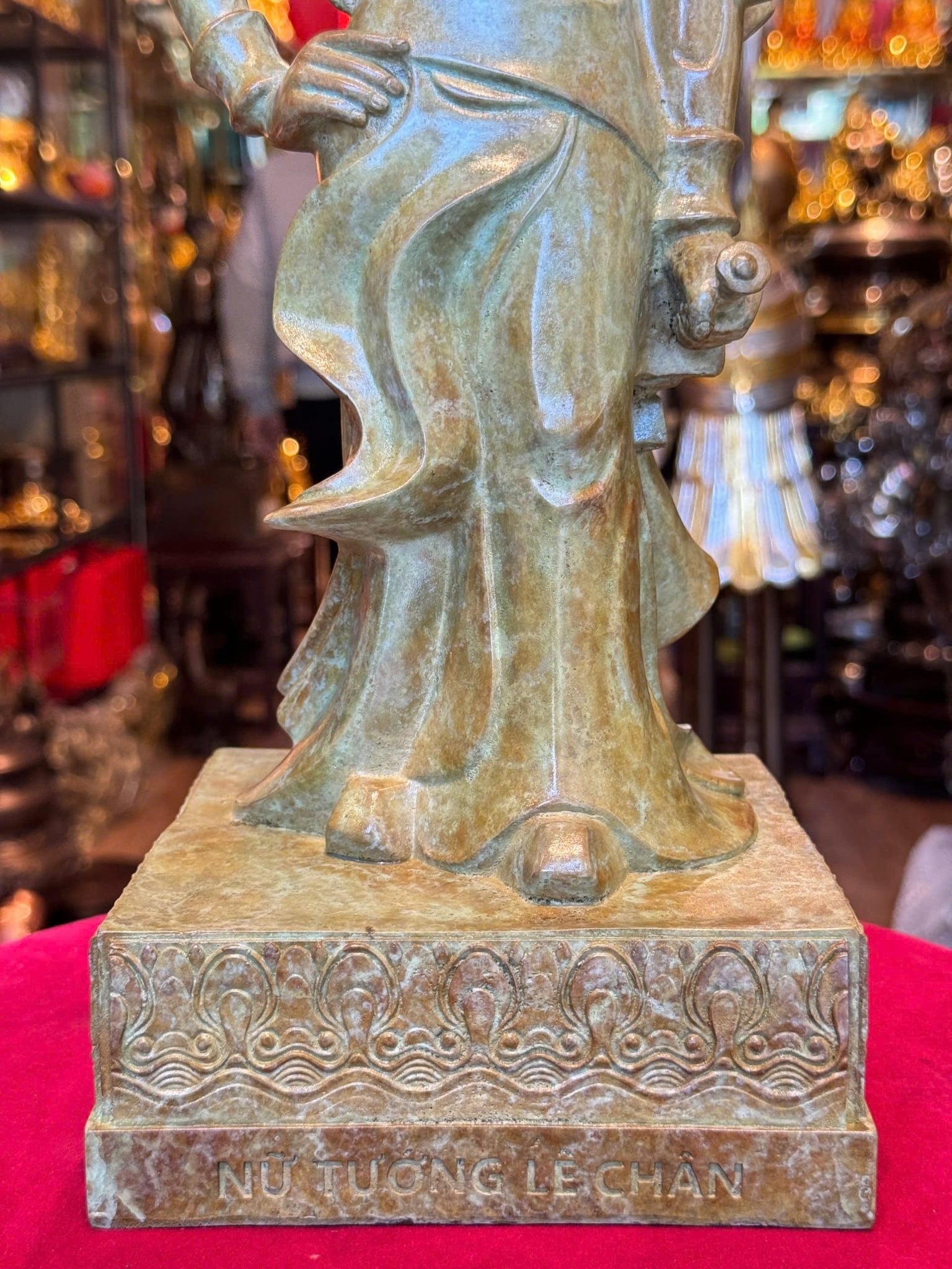 Tượng nữ tướng Lê Chân bằng đồng màu patina