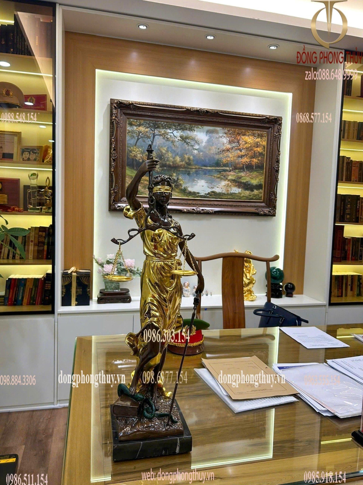 Nữ thần công lý bằng đồng dát vàng