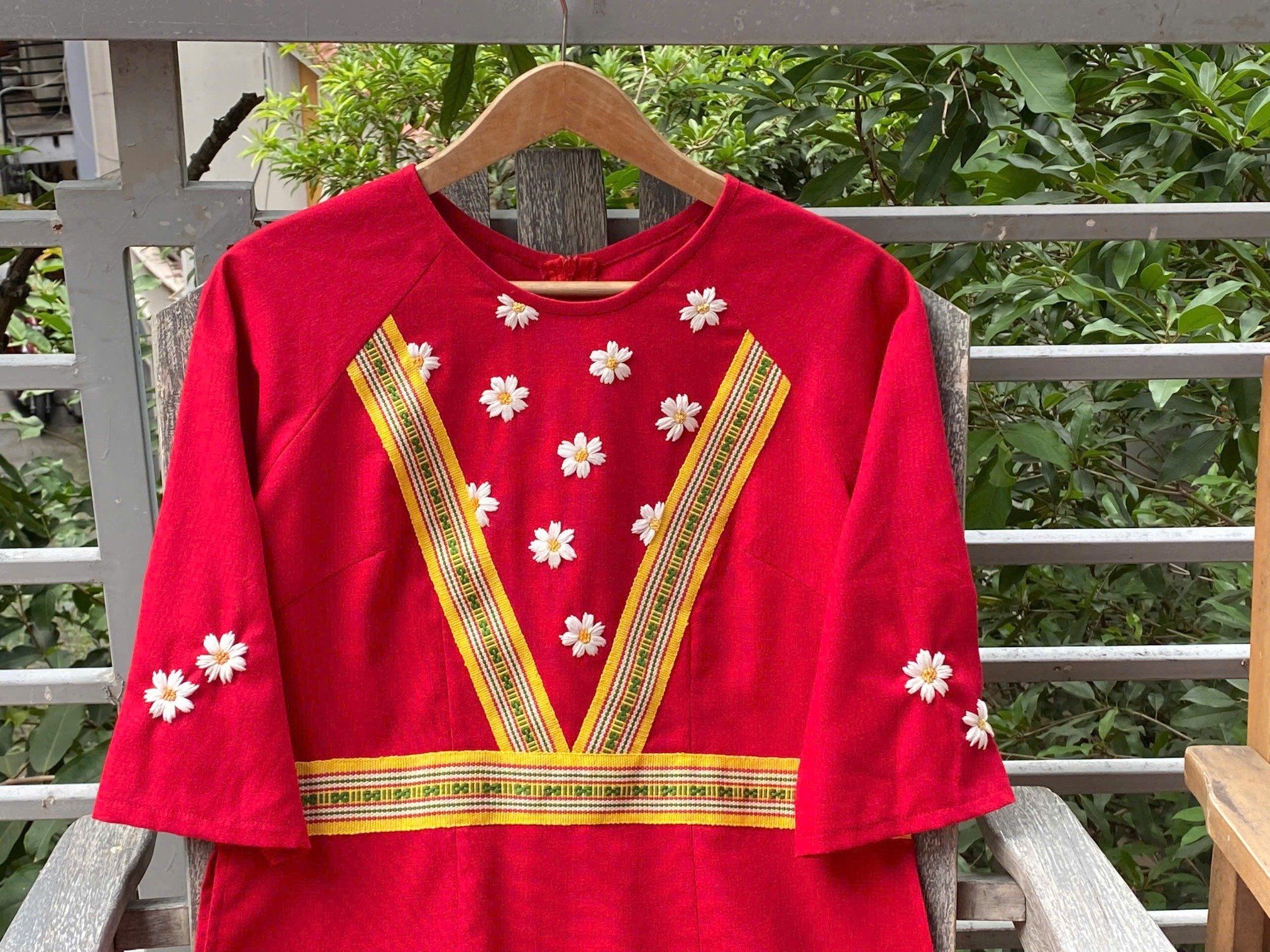 AD Linen bột - Đỏ - Thổ cẩm & thêu hoa