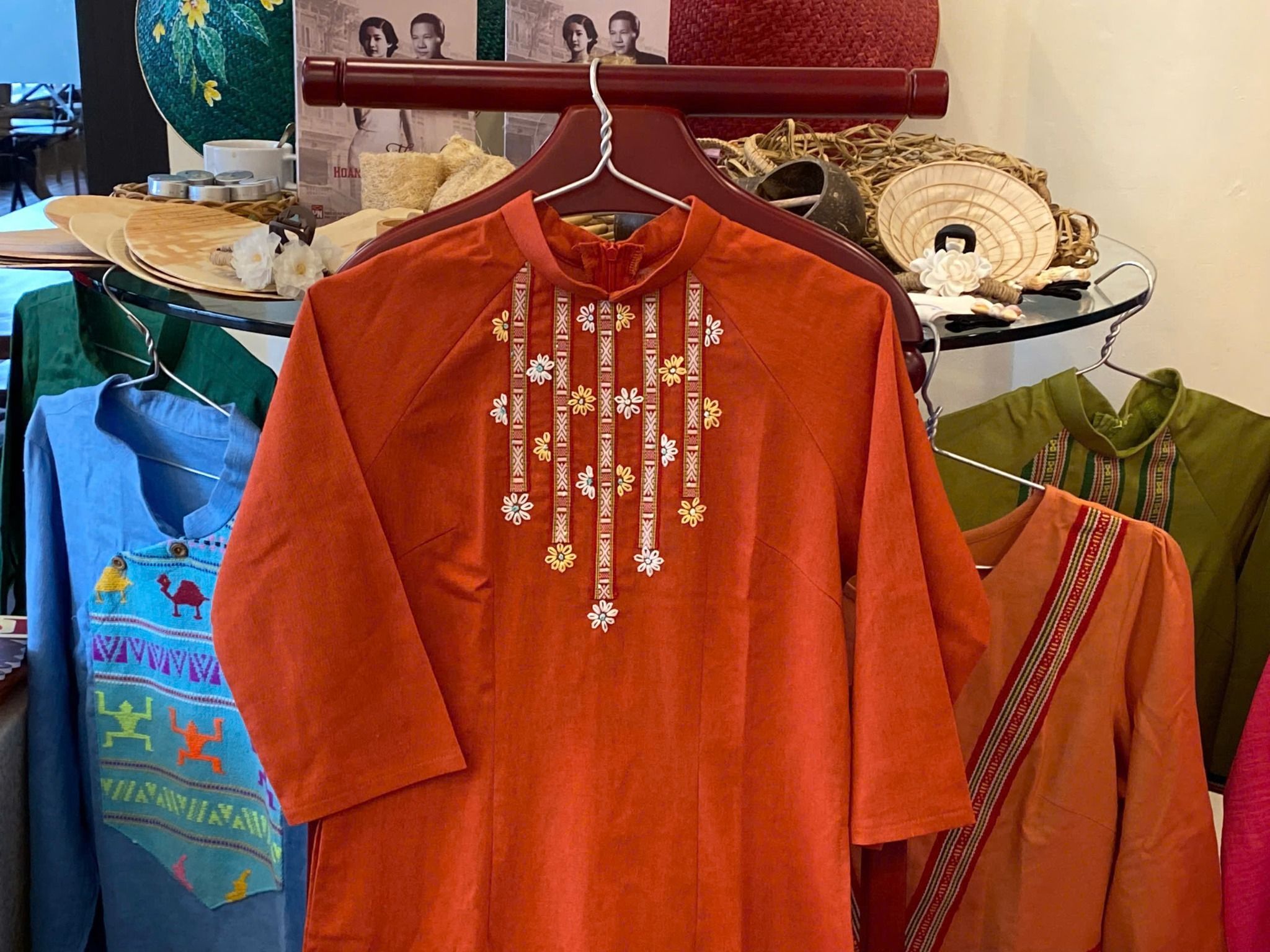 AD Linen bột - Cam đất - Thổ cẩm & thêu hoa