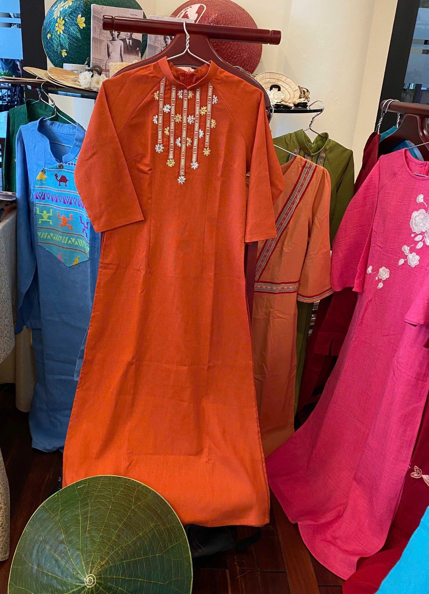 AD Linen bột - Cam đất - Thổ cẩm & thêu hoa