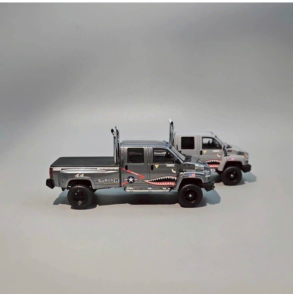 Mô hình xe bán tải GMC topkick C45000 the grey shark limited 500pcs tỉ lệ 1:64 GOC model OT64469