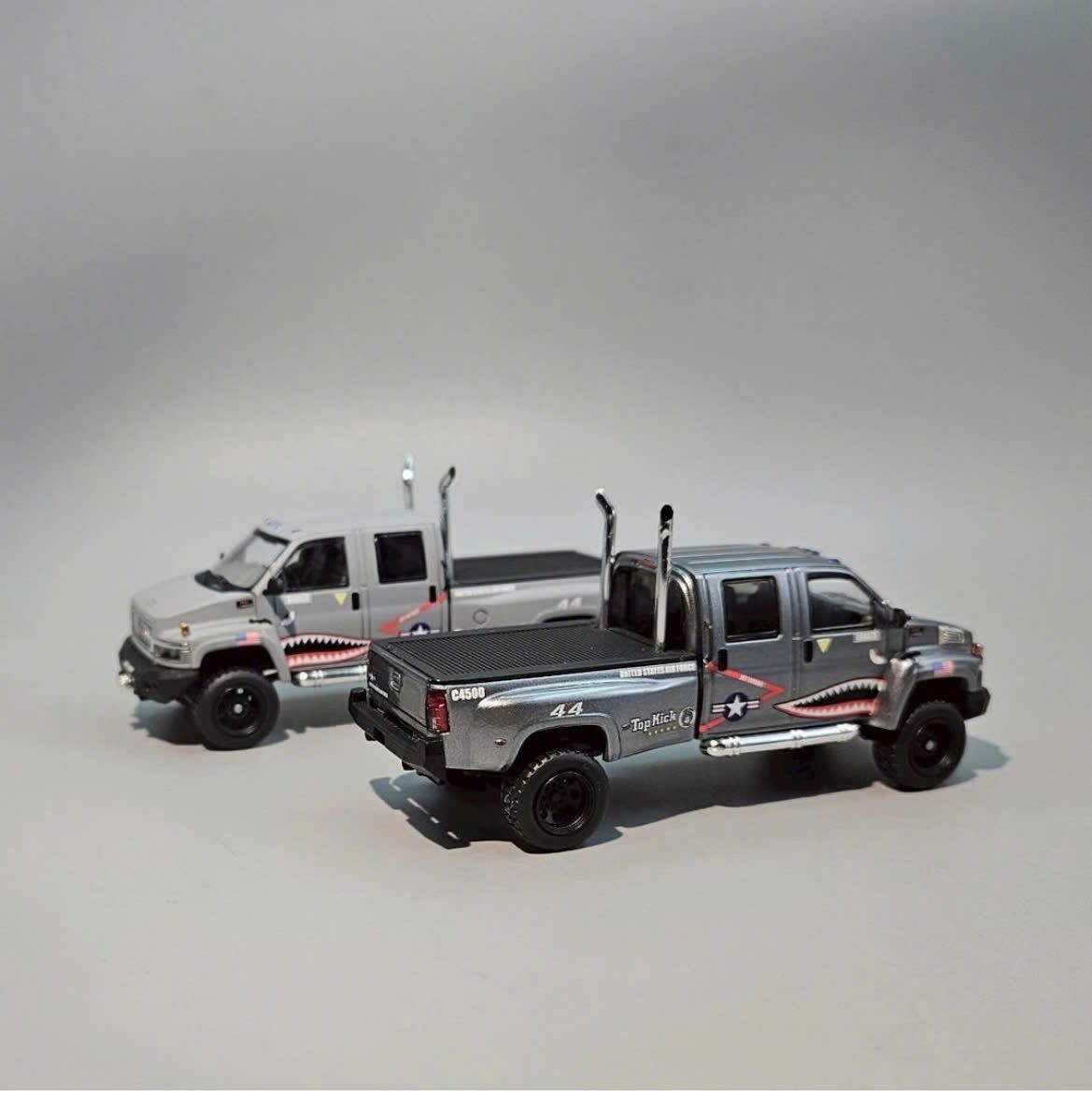 Mô hình xe bán tải GMC topkick C45000 the grey shark limited 500pcs tỉ lệ 1:64 GOC model OT64469