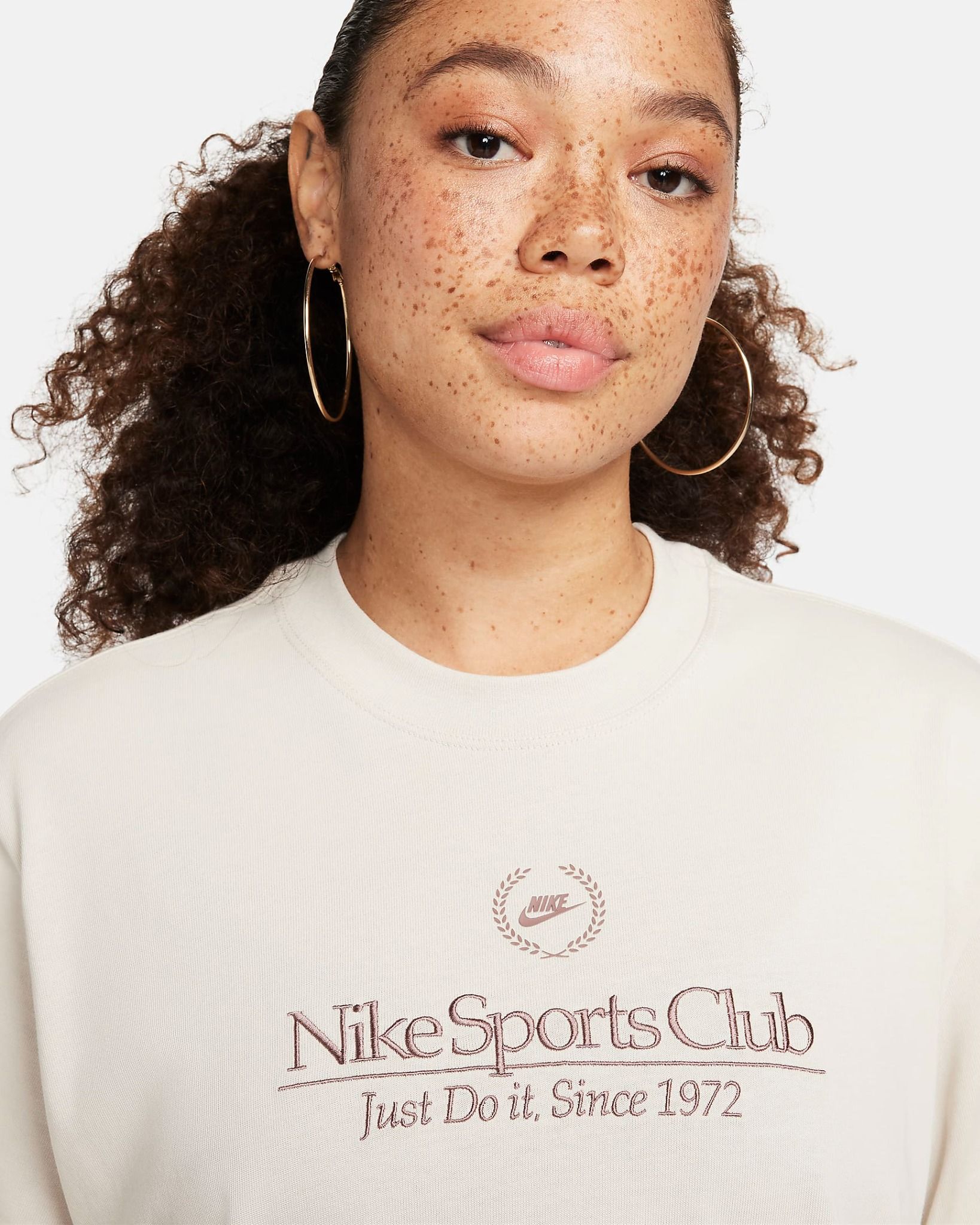 Áo Phông - Áo thun Thể Thao Nữ NIKE W Nsw Ss Boxy Campus Tee FJ1821-104